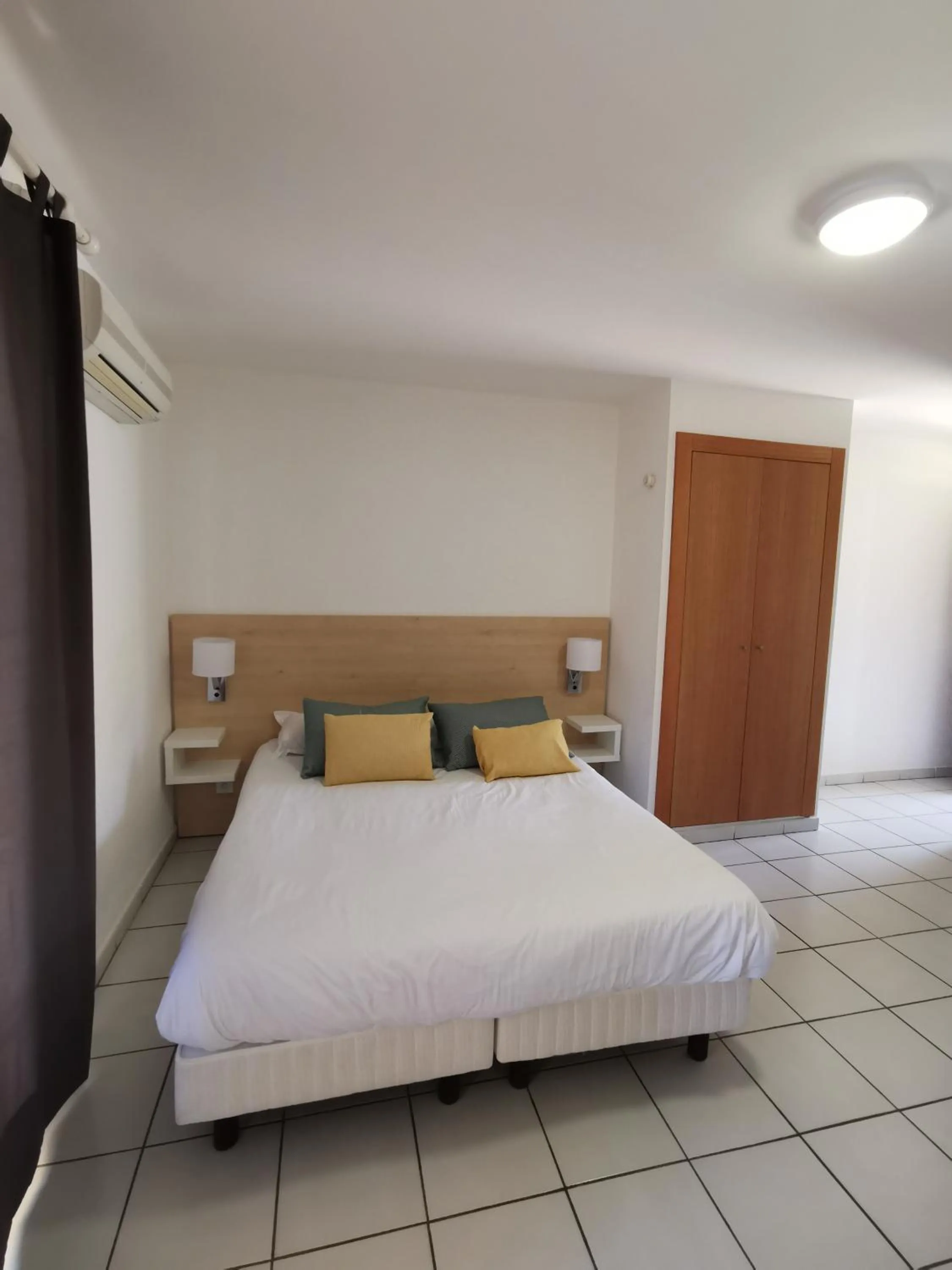 Photo of the whole room, Bed in Résidence Saint Michel