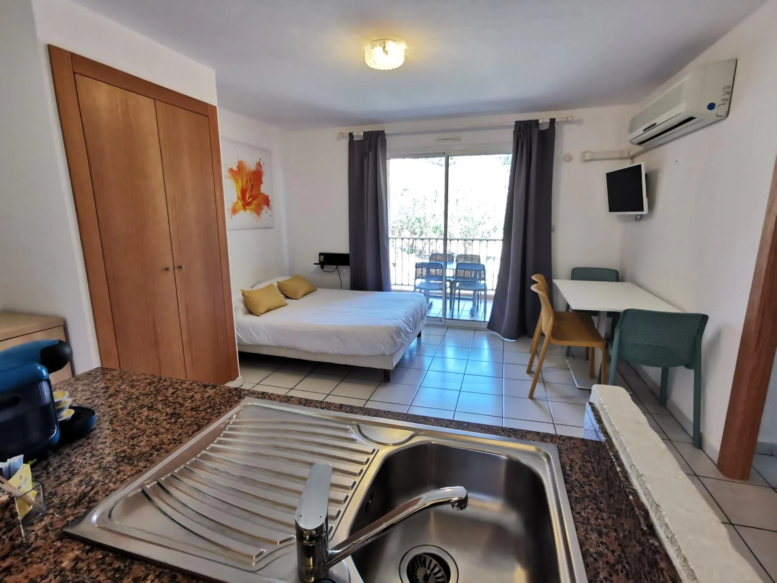 Photo of the whole room, Bed in Résidence Saint Michel