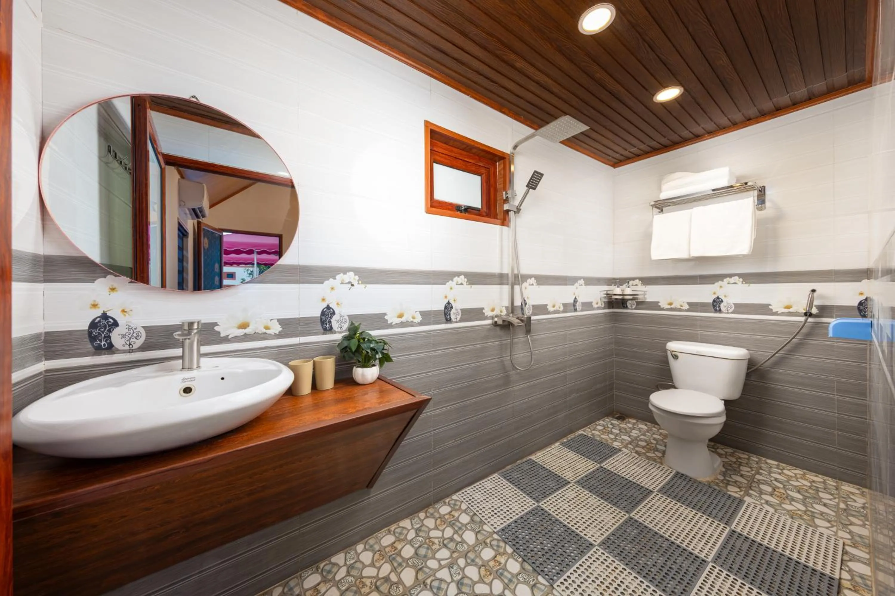 Shower in Cat Ba Serena Homestay And Swimming Pool