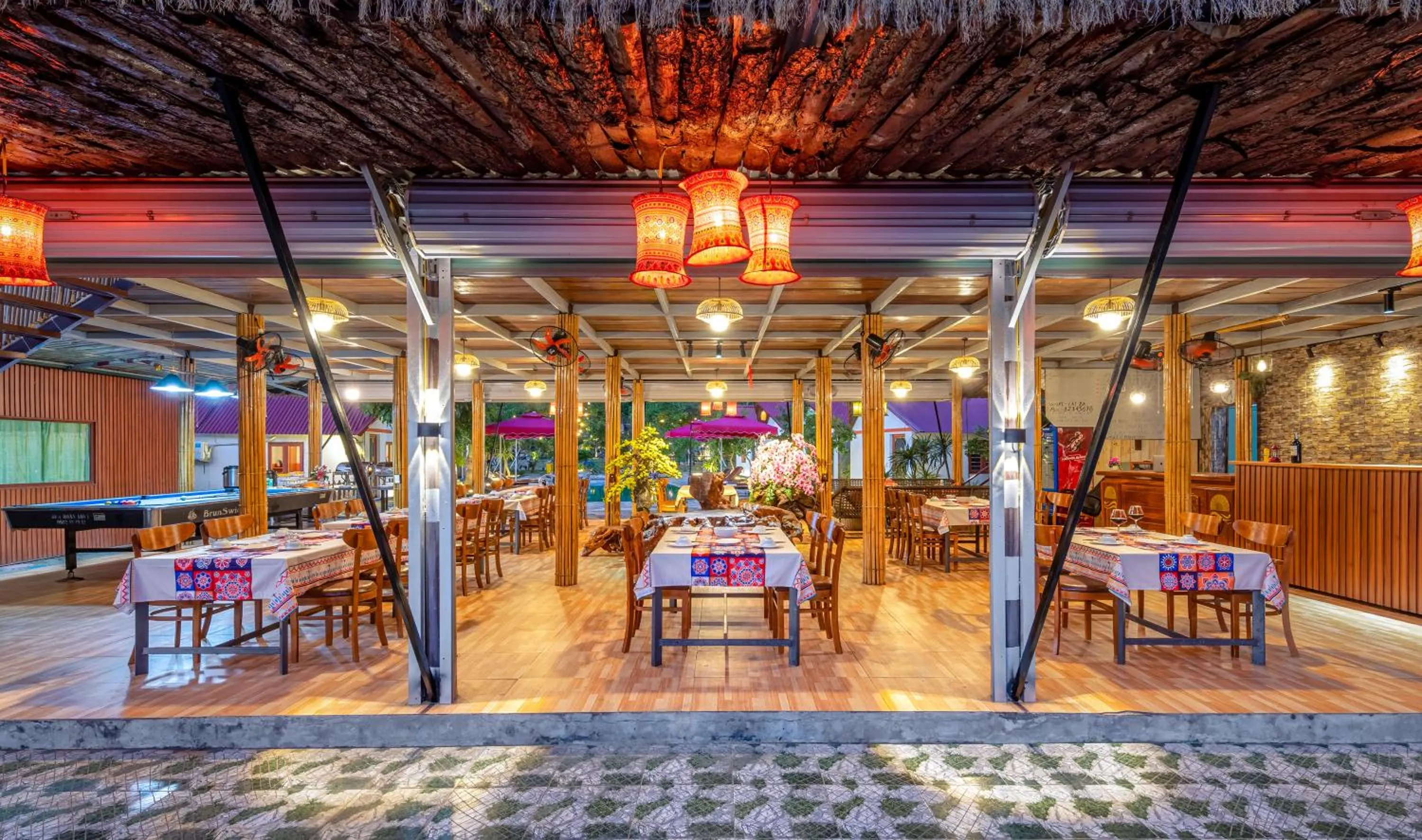 Restaurant/places to eat in Cat Ba Serena Homestay And Swimming Pool