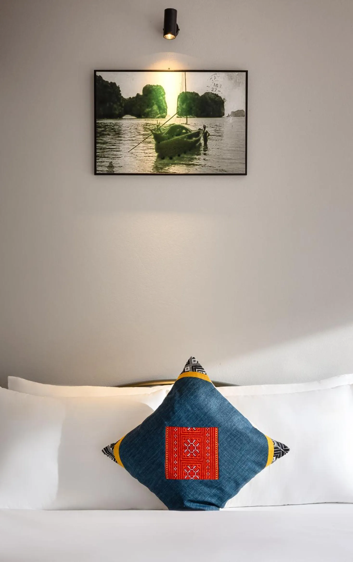 Decorative detail, Bed in Cat Ba Serena Homestay And Swimming Pool