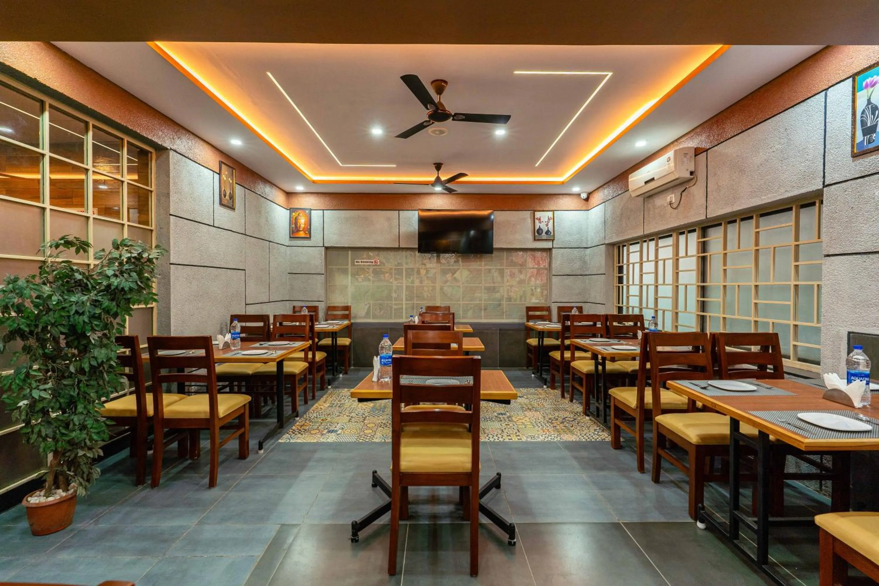 Restaurant/places to eat in Treebo Kings Orchid