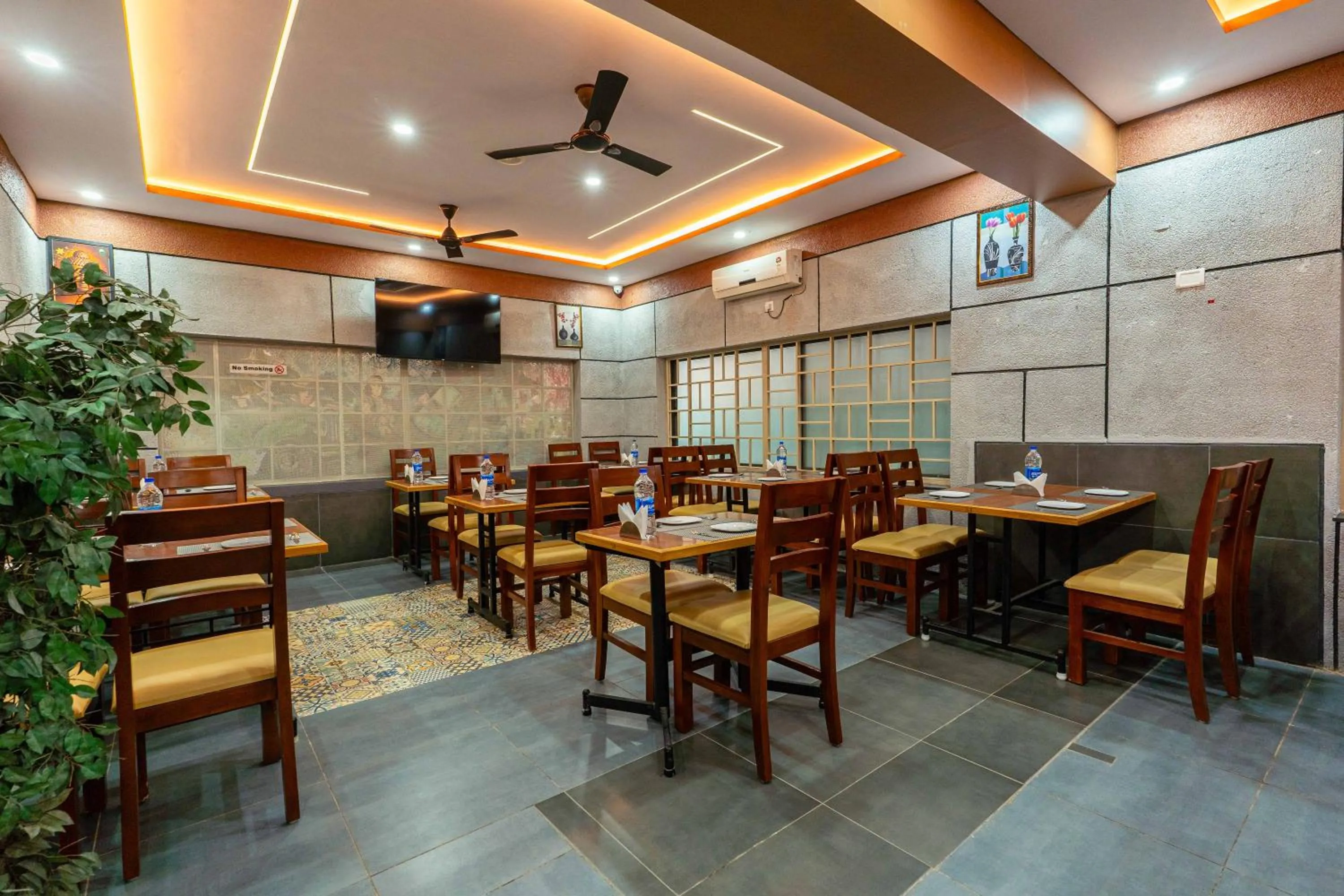 Restaurant/places to eat in Treebo Kings Orchid