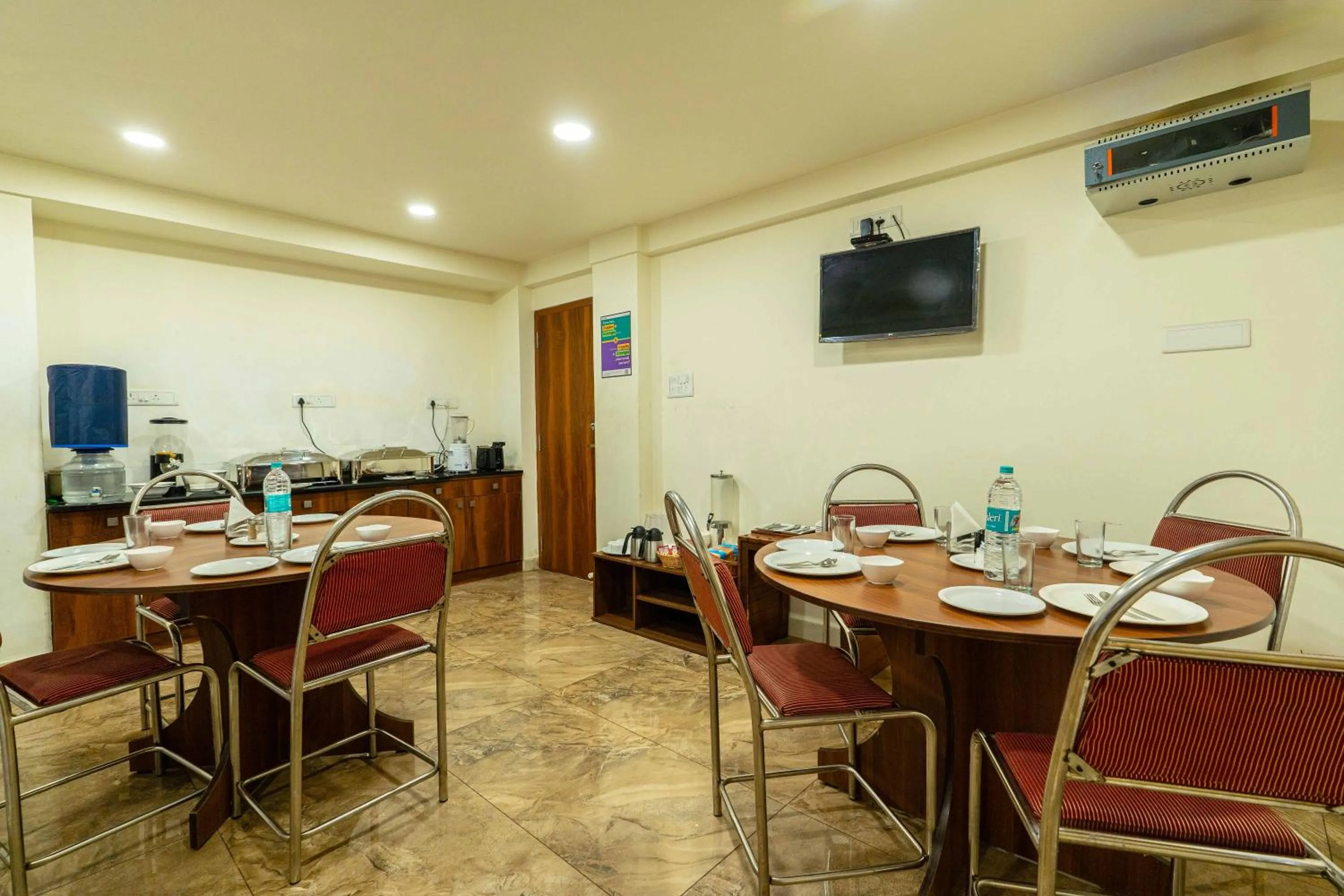 Restaurant/places to eat in Treebo Kings Orchid