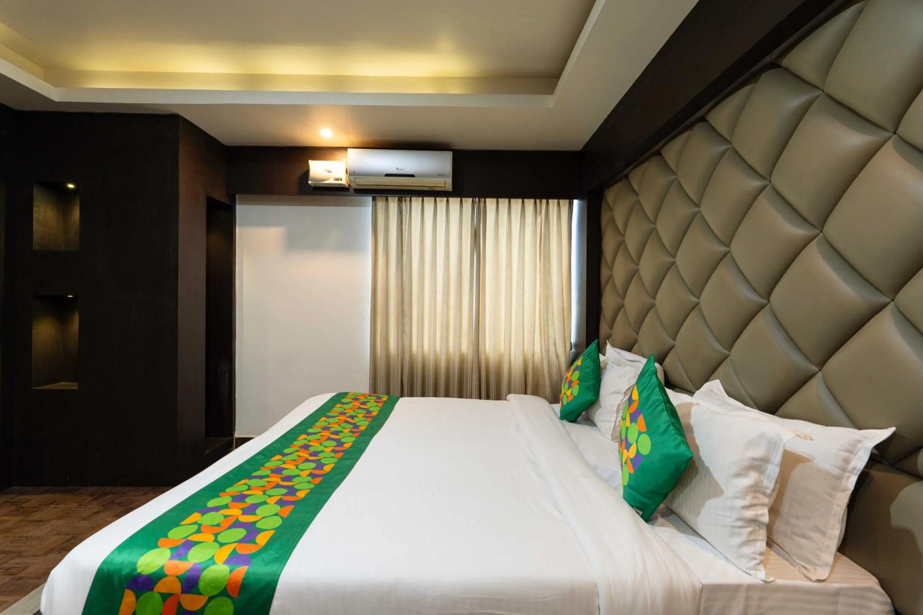 Bedroom, Bed in Treebo Kings Orchid