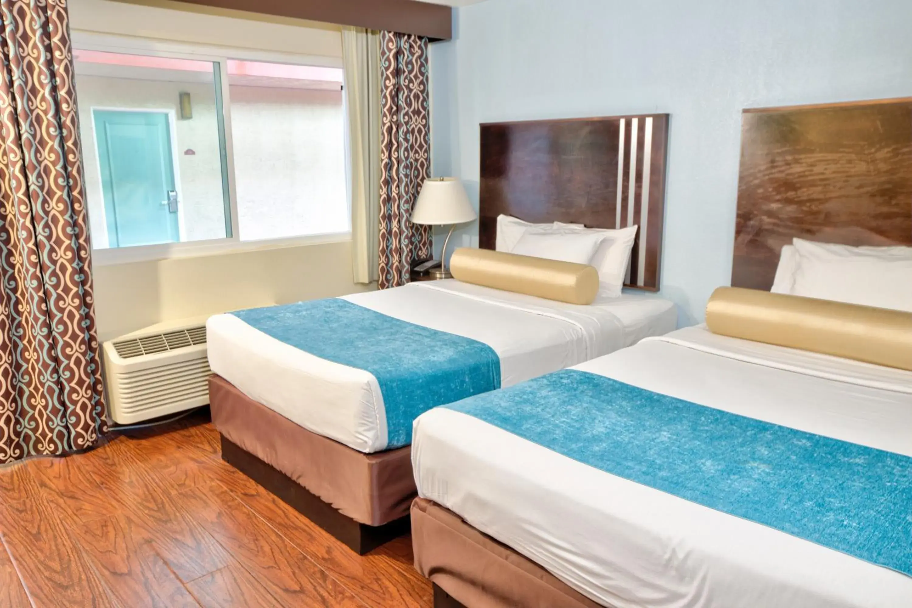 Bed in Sunrise Inn San Diego Bed in Sunrise Inn San Diego