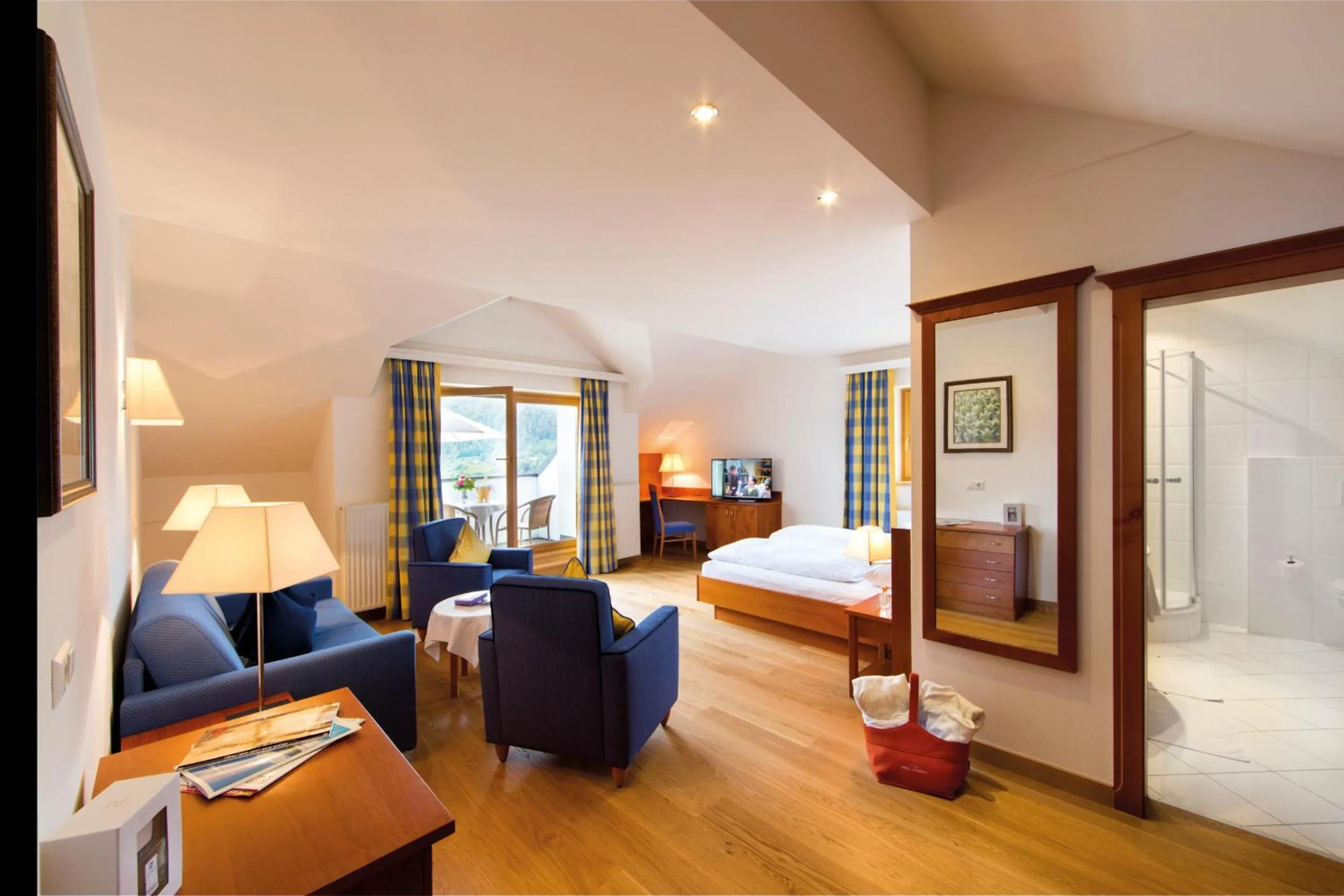 Photo of the whole room, Bed in Hotel Zinnkrügl