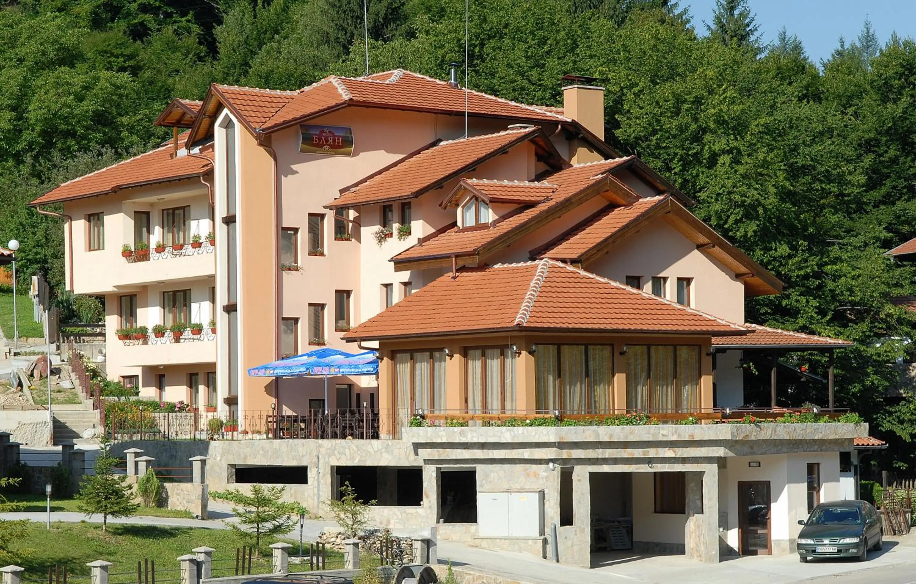 Restaurant/places to eat in Blyan Family Hotel