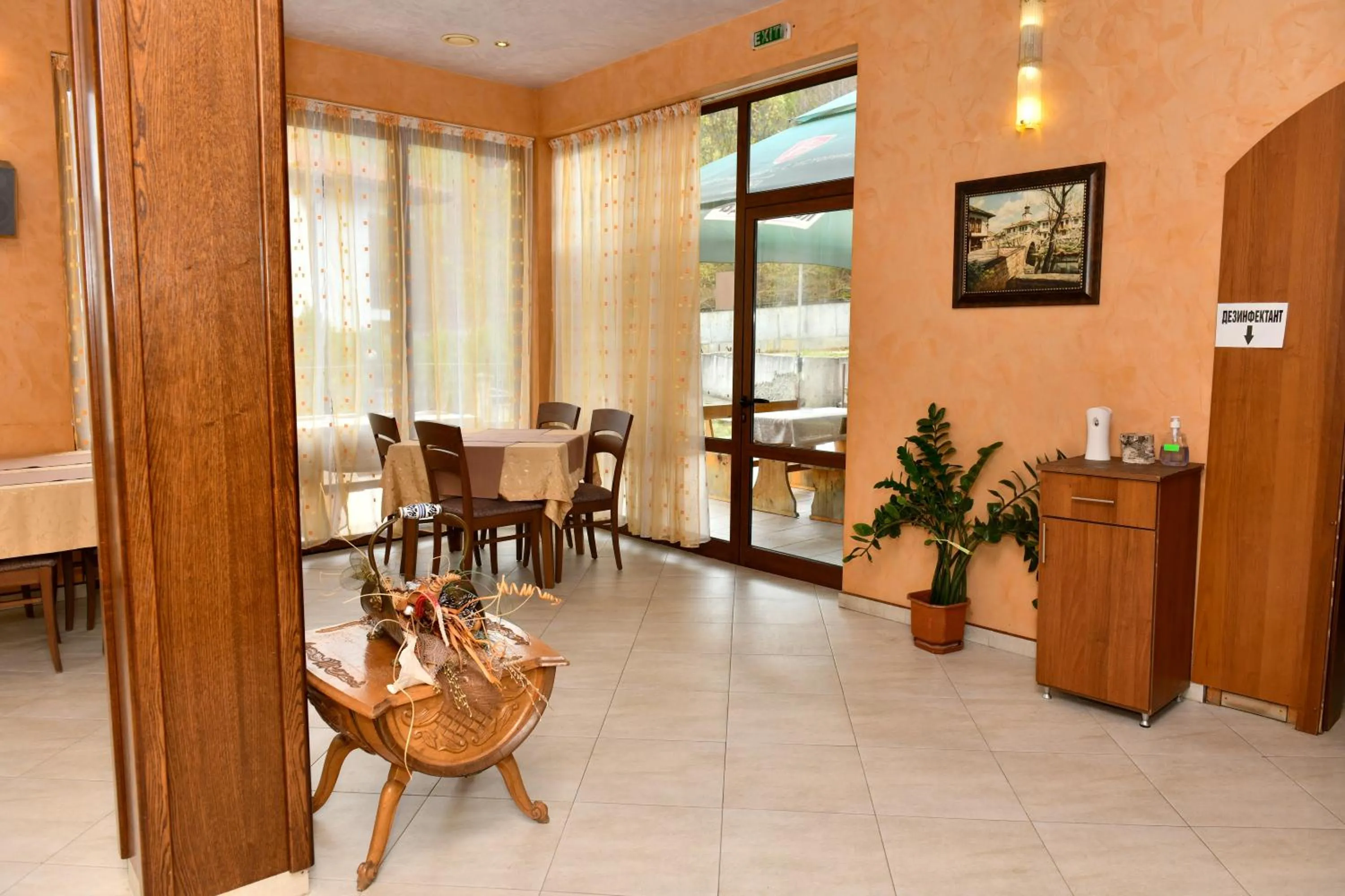 Restaurant/places to eat in Blyan Family Hotel