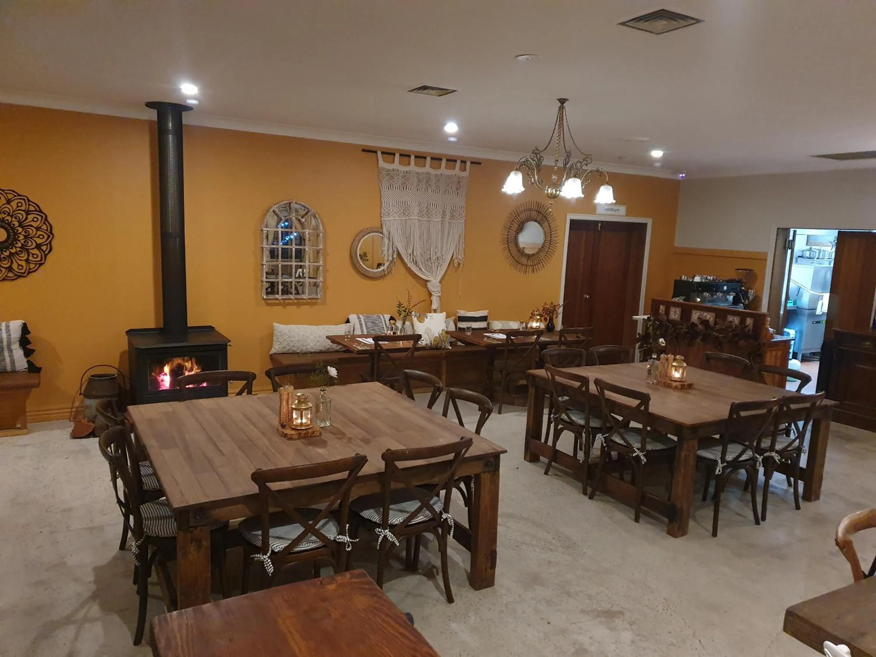 Restaurant/places to eat in The Lancefield Lodge