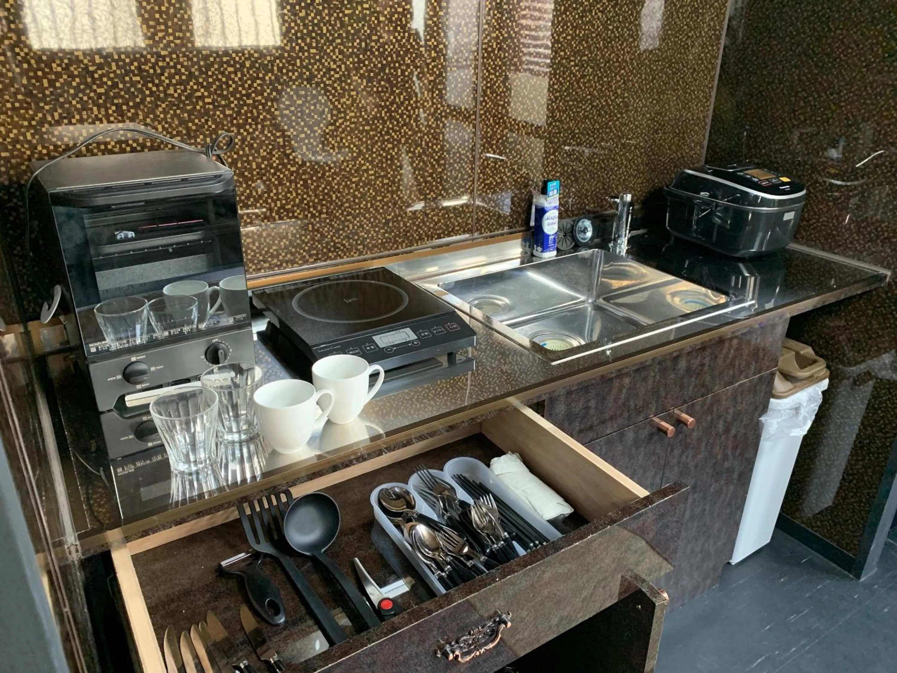 Kitchen or kitchenette in Maximum of 21 people can be rented in one building 3 minutes walk to Tomari Port 10 minutes drive to the airport No parking lot 30 seconds walk from paid parking lot warayunso port city May