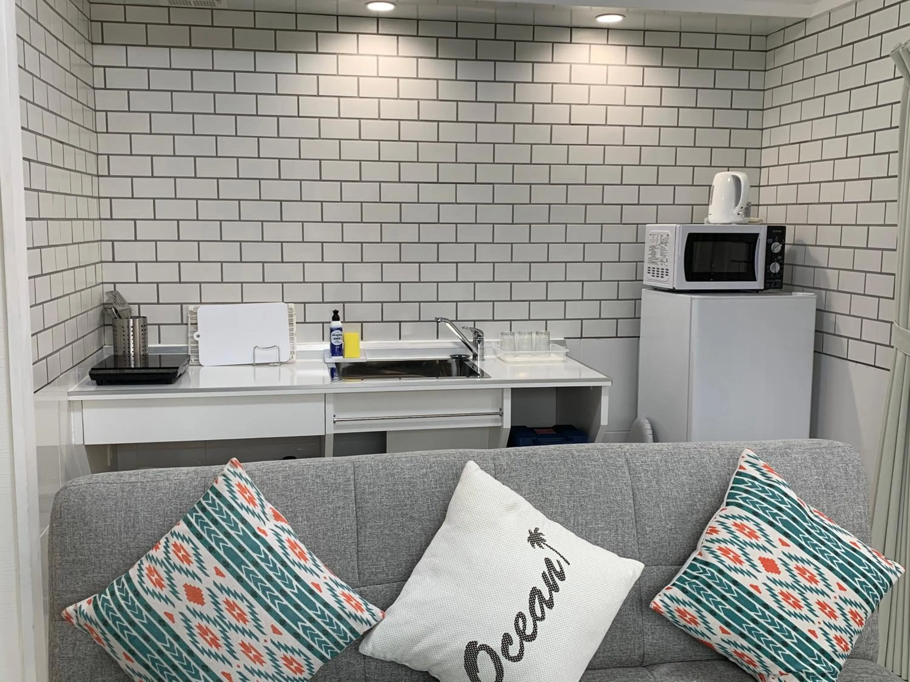 Coffee/tea facilities in Maximum of 21 people can be rented in one building 3 minutes walk to Tomari Port 10 minutes drive to the airport No parking lot 30 seconds walk from paid parking lot warayunso port city May