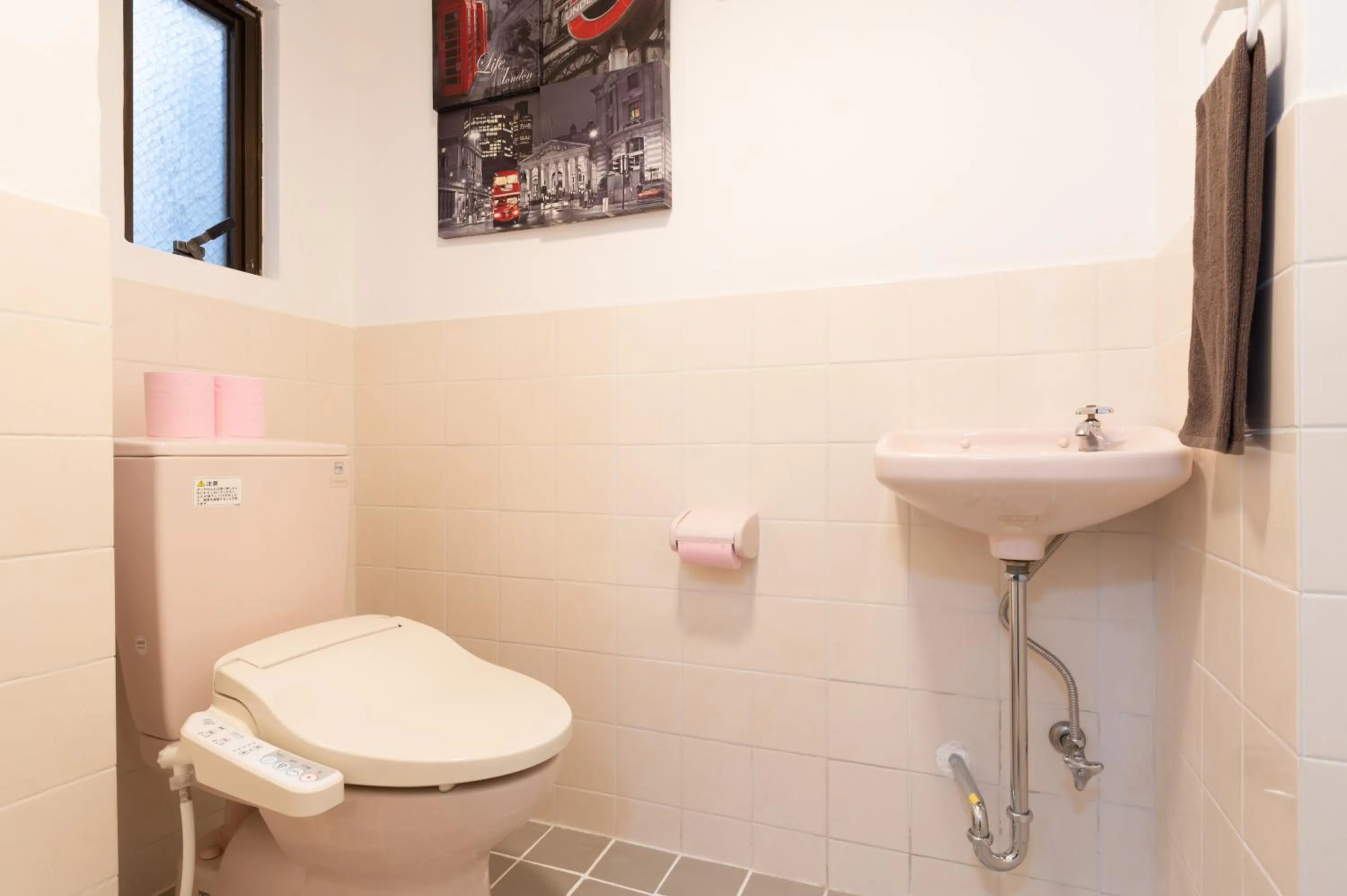 Toilet in Maximum of 21 people can be rented in one building 3 minutes walk to Tomari Port 10 minutes drive to the airport No parking lot 30 seconds walk from paid parking lot warayunso port city May