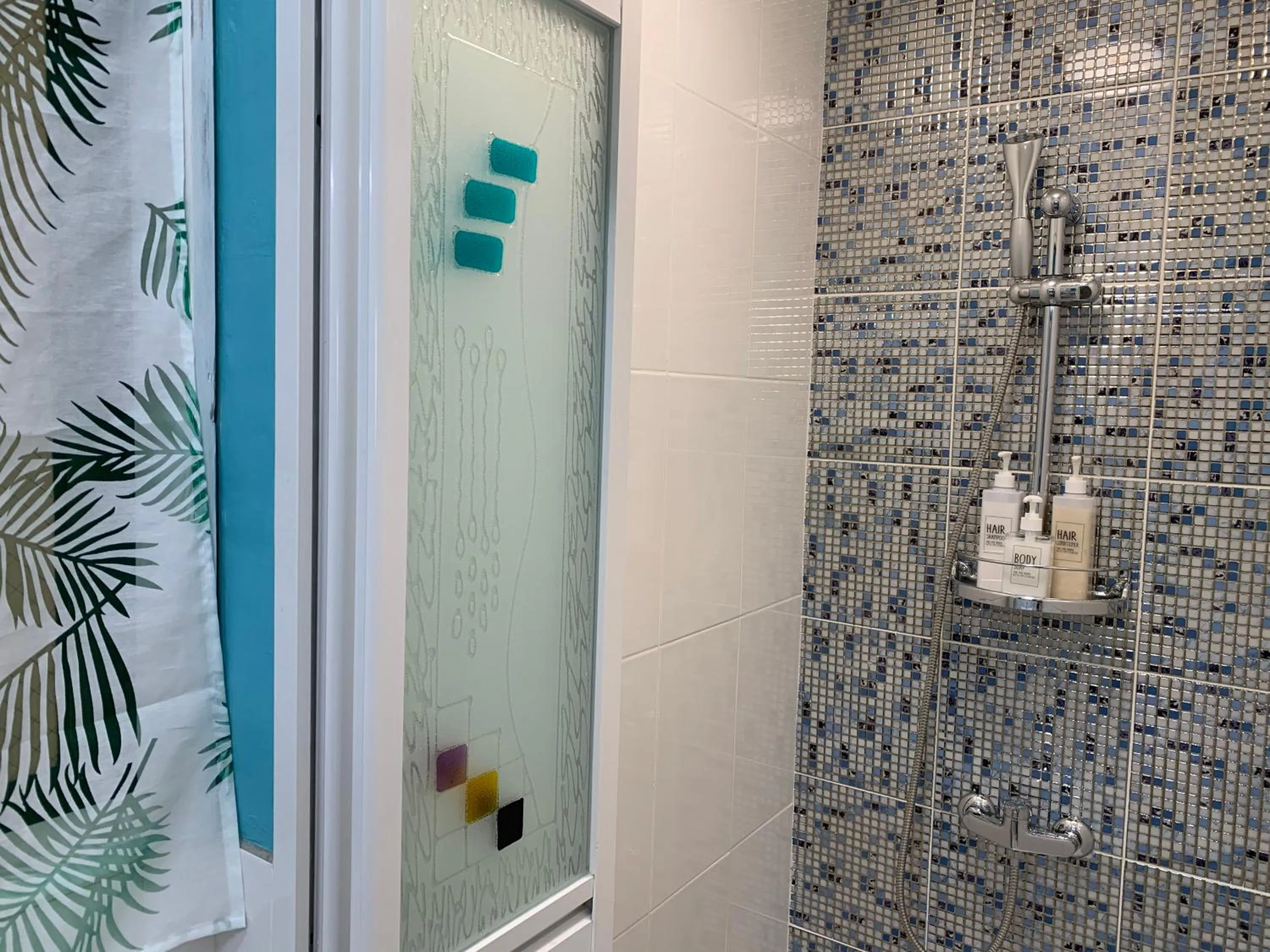 Bathroom in Maximum of 21 people can be rented in one building 3 minutes walk to Tomari Port 10 minutes drive to the airport No parking lot 30 seconds walk from paid parking lot warayunso port city May