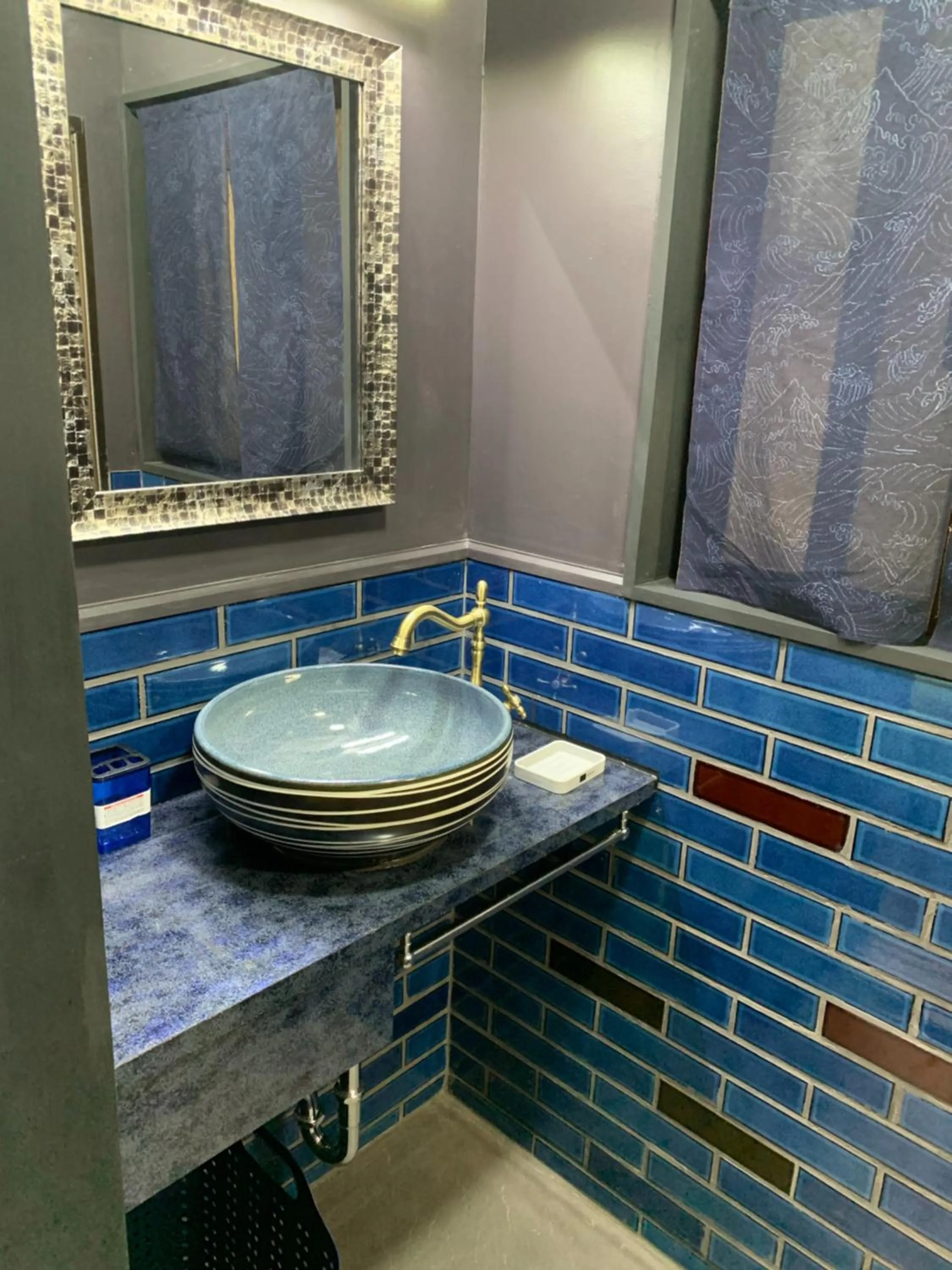 Bathroom in Maximum of 21 people can be rented in one building 3 minutes walk to Tomari Port 10 minutes drive to the airport No parking lot 30 seconds walk from paid parking lot warayunso port city May