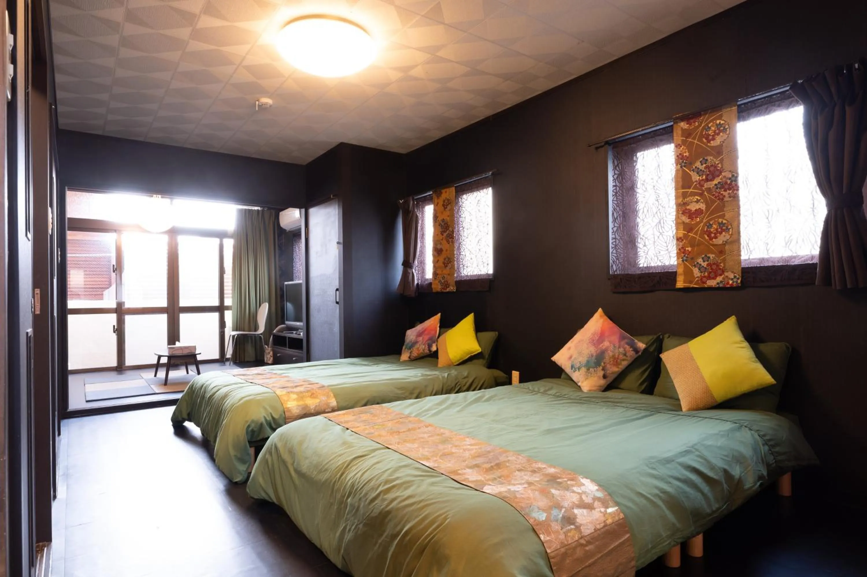 Photo of the whole room, Bed in Maximum of 21 people can be rented in one building 3 minutes walk to Tomari Port 10 minutes drive to the airport No parking lot 30 seconds walk from paid parking lot warayunso port city May