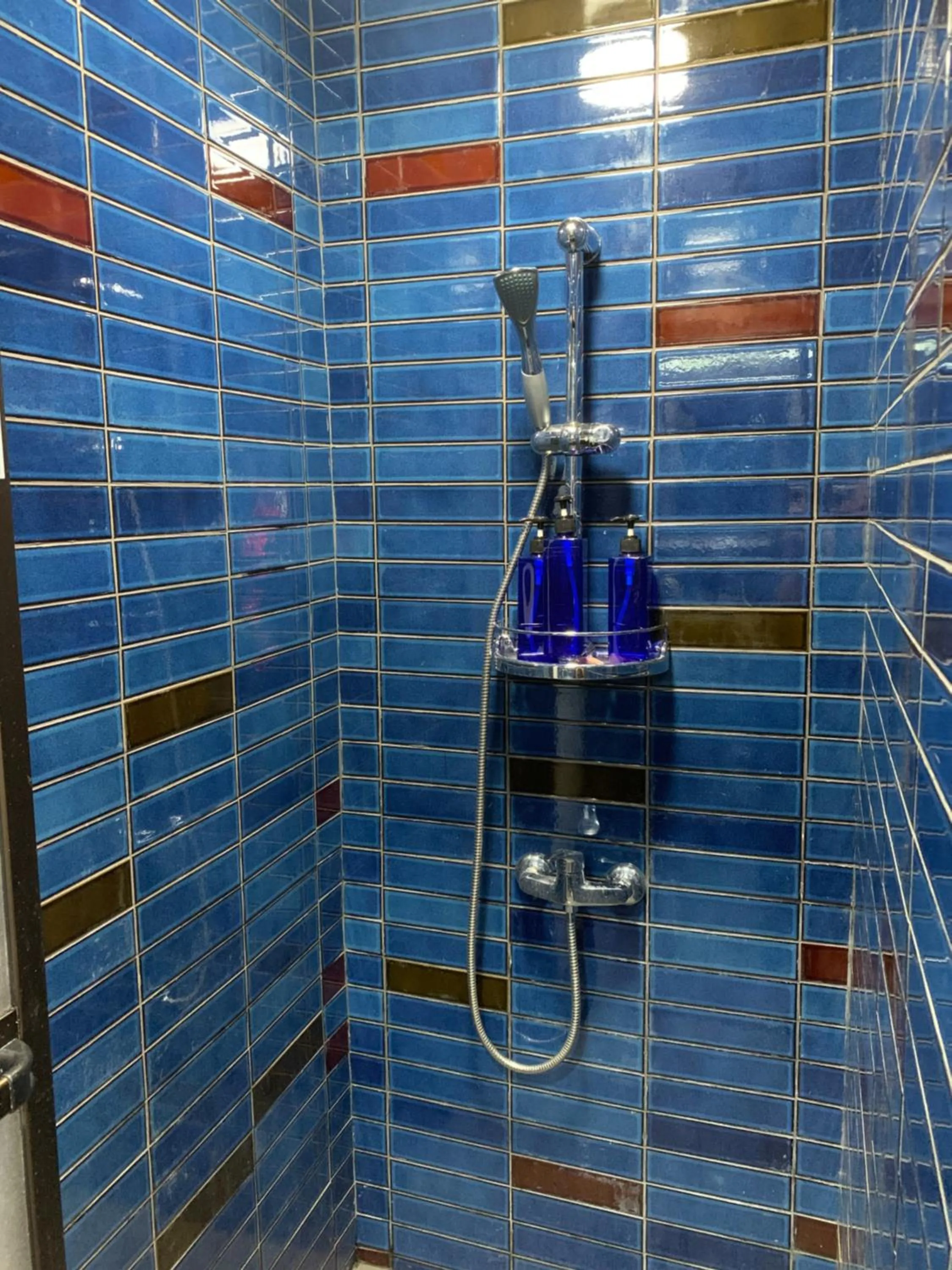 Shower in Maximum of 21 people can be rented in one building 3 minutes walk to Tomari Port 10 minutes drive to the airport No parking lot 30 seconds walk from paid parking lot warayunso port city May