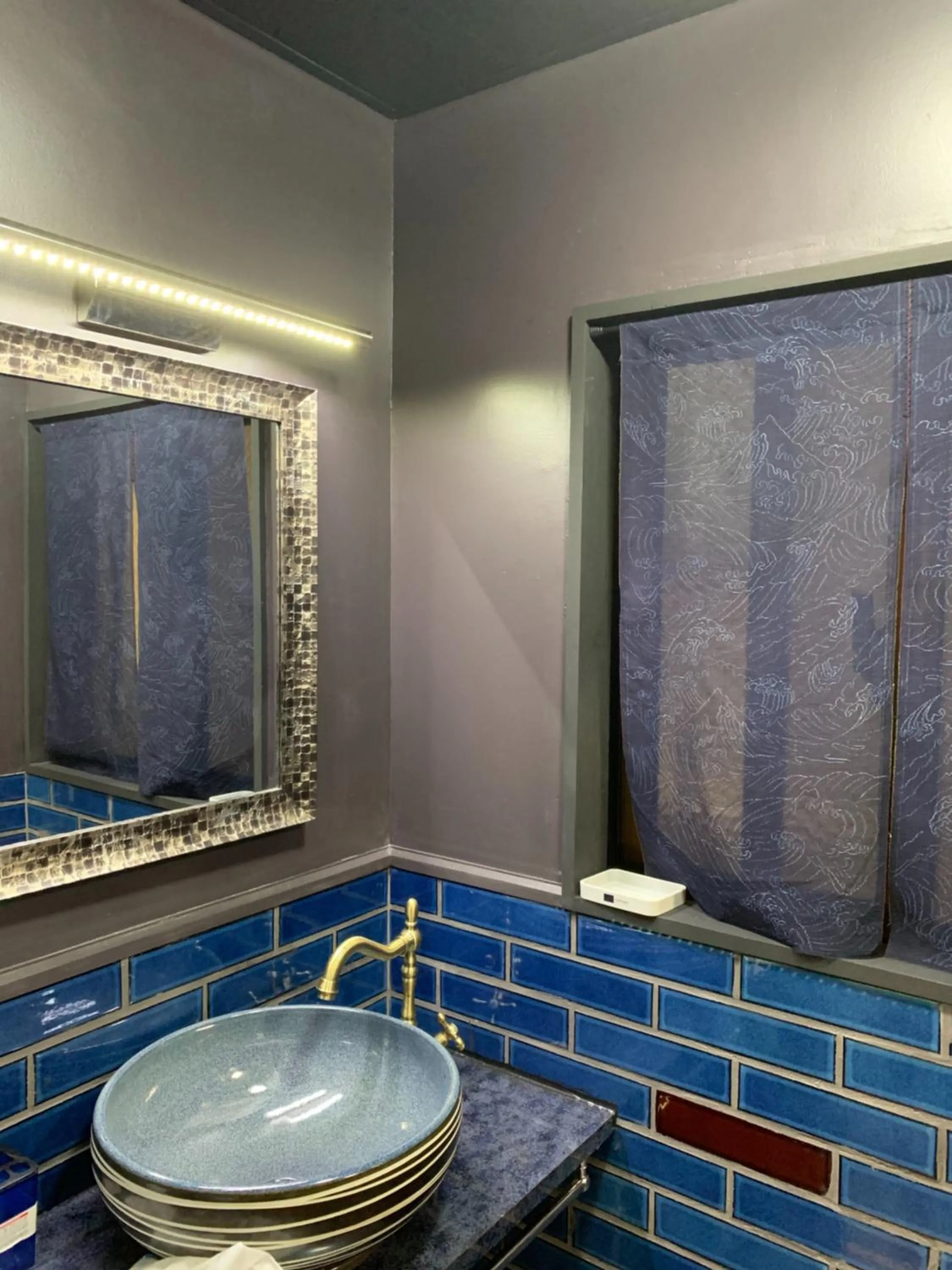 Bathroom in Maximum of 21 people can be rented in one building 3 minutes walk to Tomari Port 10 minutes drive to the airport No parking lot 30 seconds walk from paid parking lot warayunso port city May