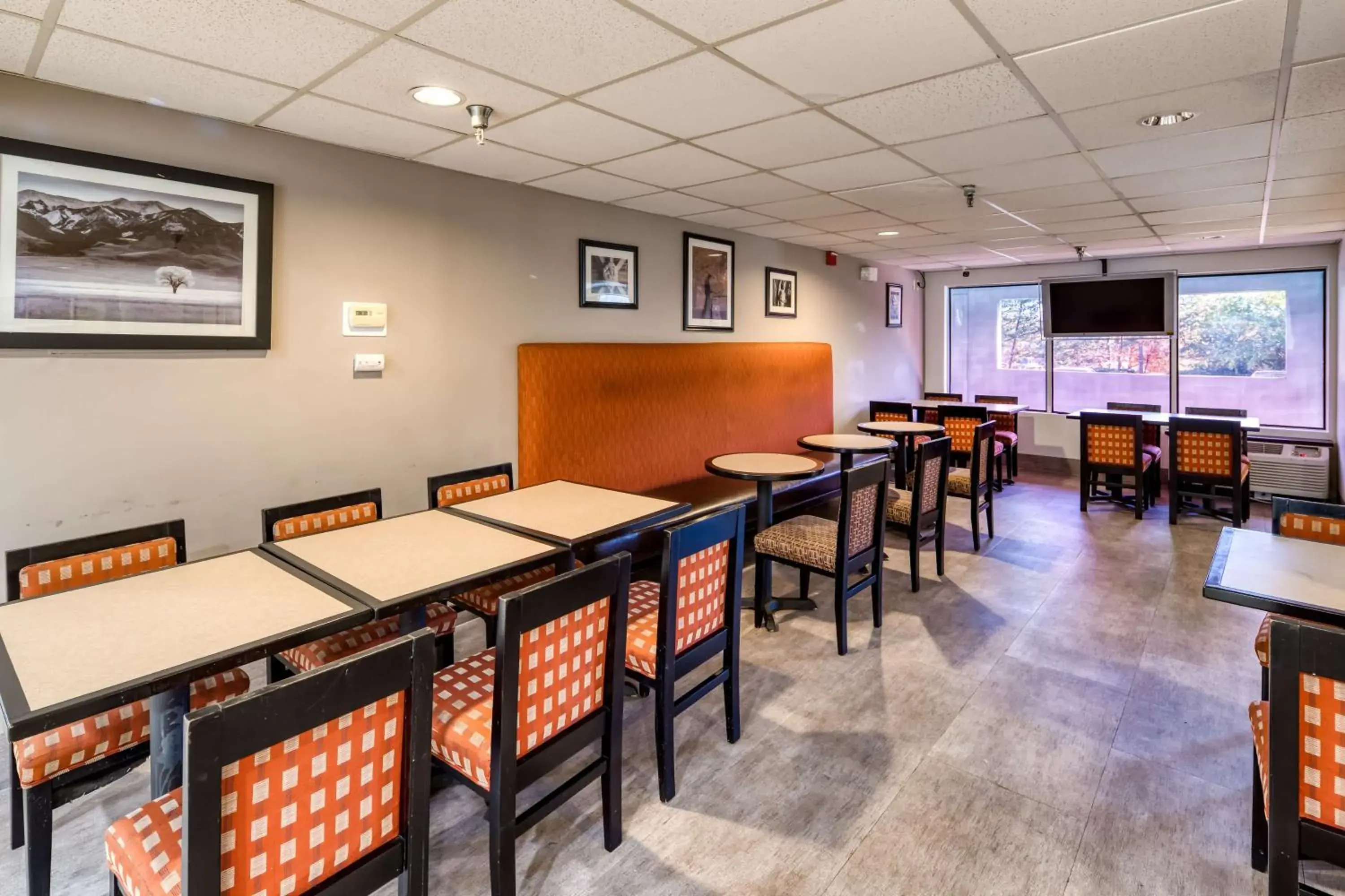 Restaurant/places to eat in SureStay Plus Hotel by Best Western Durham Medical Center Restaurant/places to eat in SureStay Plus Hotel by Best Western Durham Medical Center