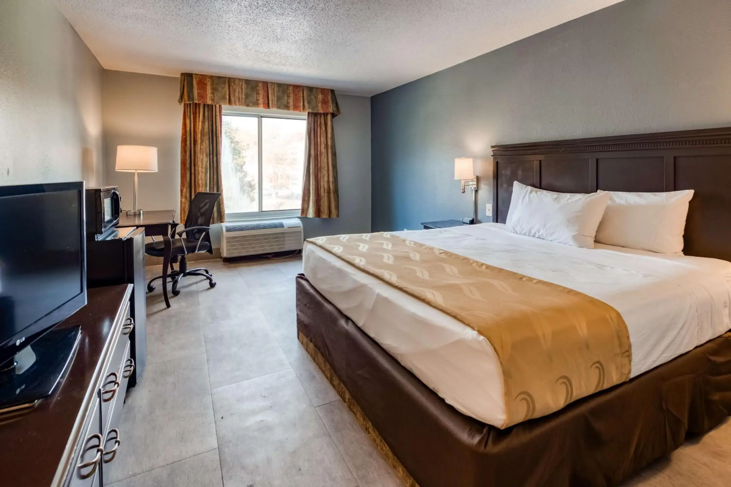 Photo of the whole room, Bed in SureStay Plus Hotel by Best Western Durham Medical Center Photo of the whole room, Bed in SureStay Plus Hotel by Best Western Durham Medical Center