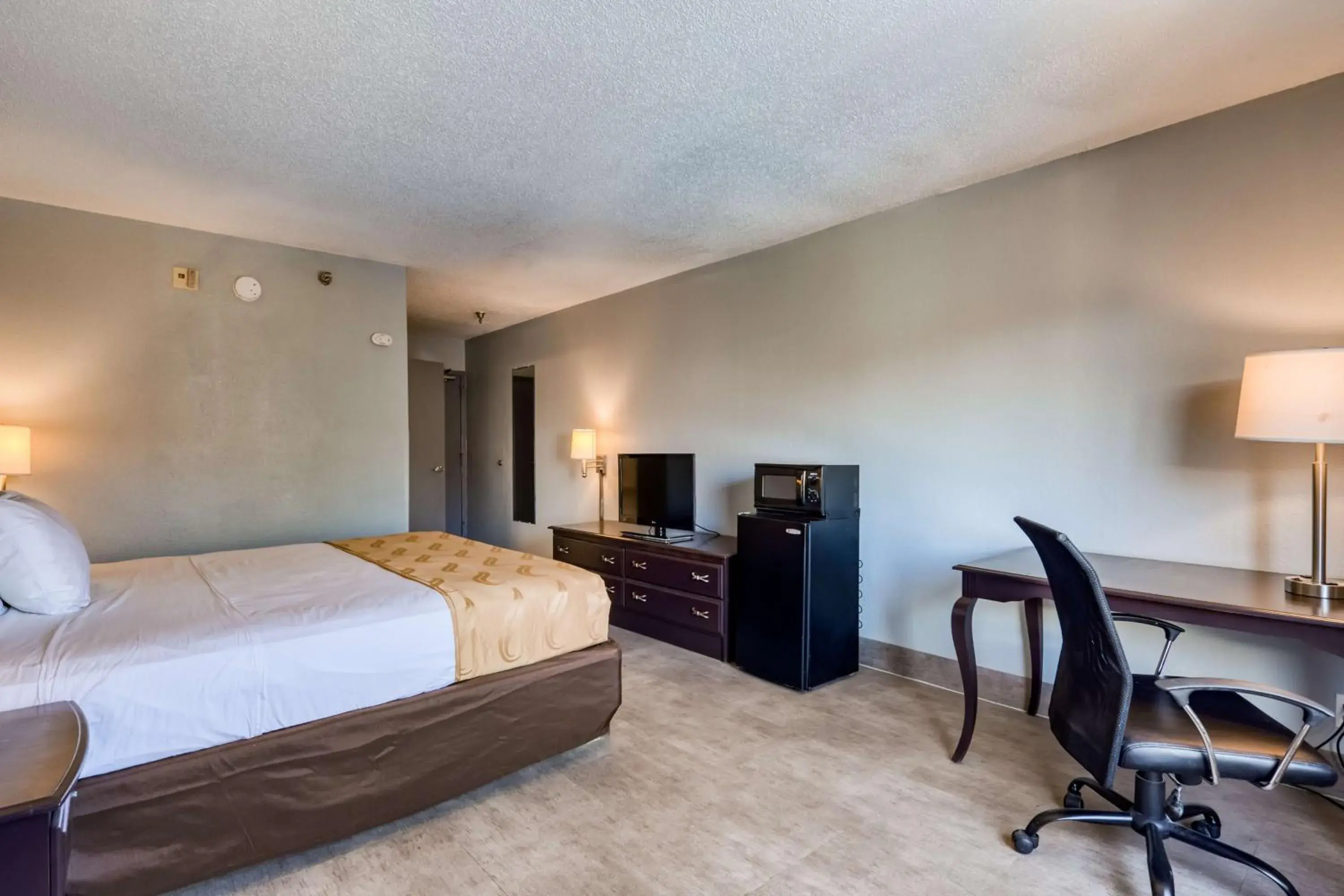 Bed in SureStay Plus Hotel by Best Western Durham Medical Center Bed in SureStay Plus Hotel by Best Western Durham Medical Center