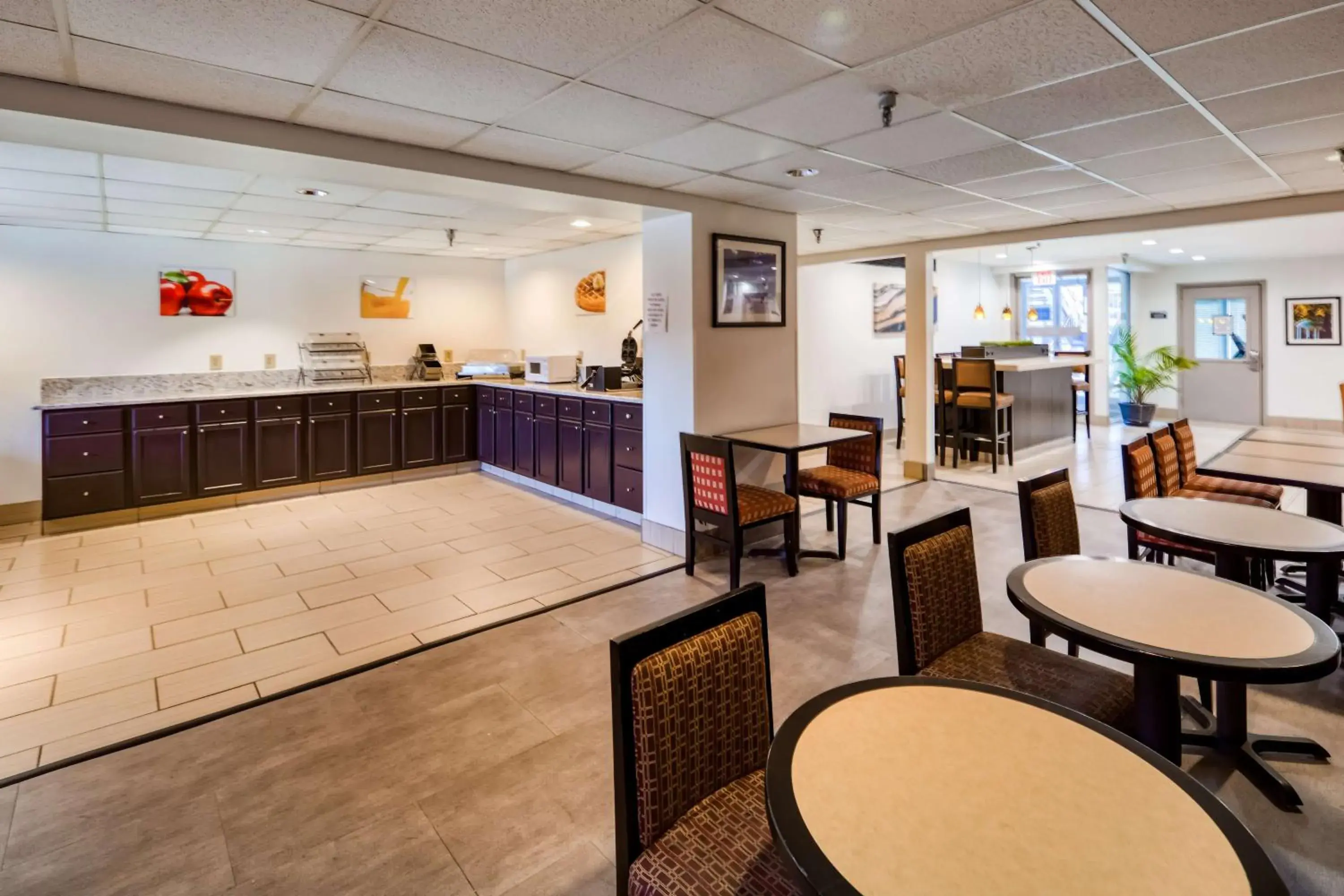 Restaurant/places to eat in SureStay Plus Hotel by Best Western Durham Medical Center Restaurant/places to eat in SureStay Plus Hotel by Best Western Durham Medical Center