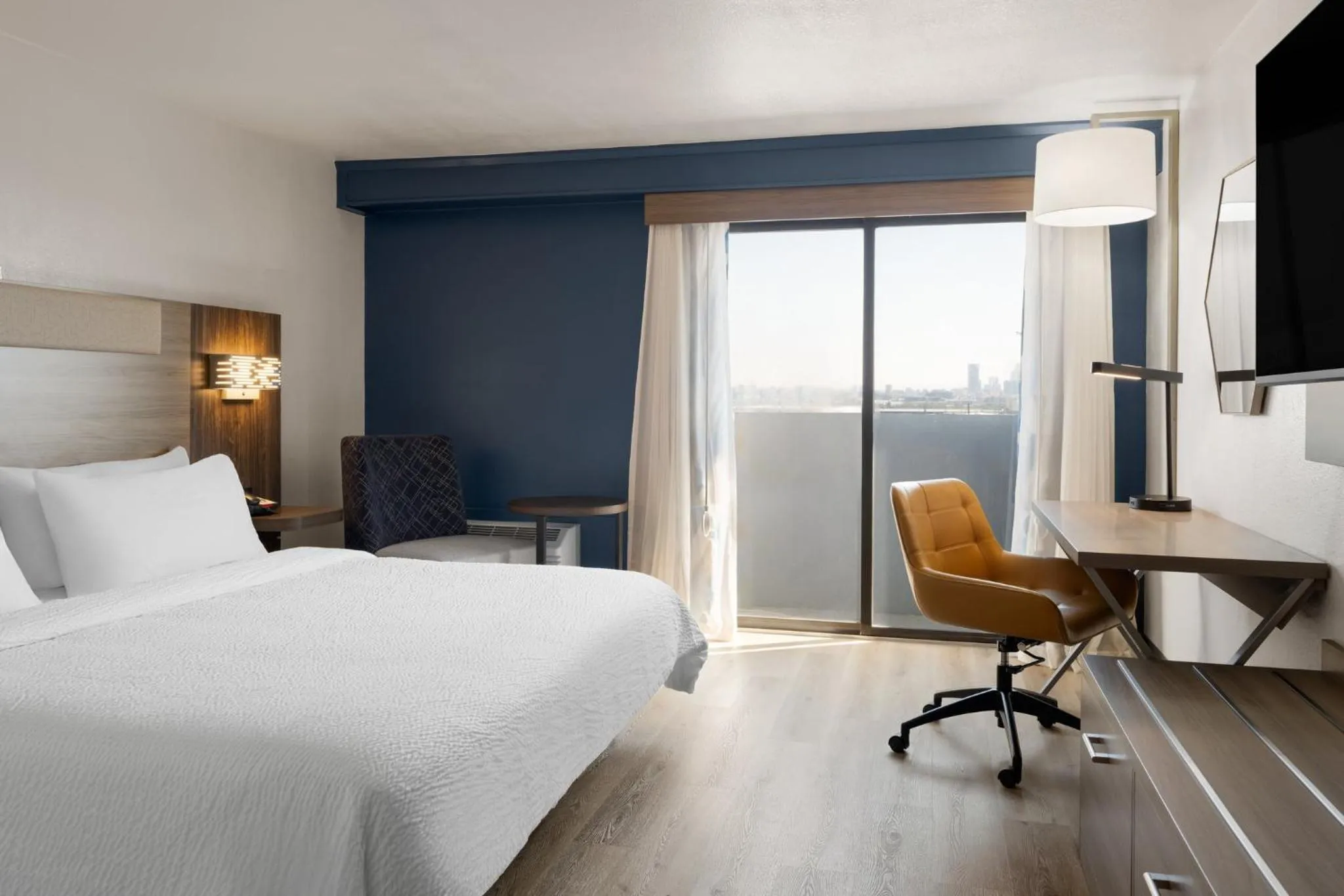 Photo of the whole room, Bed in Holiday Inn Express Denver Central - North