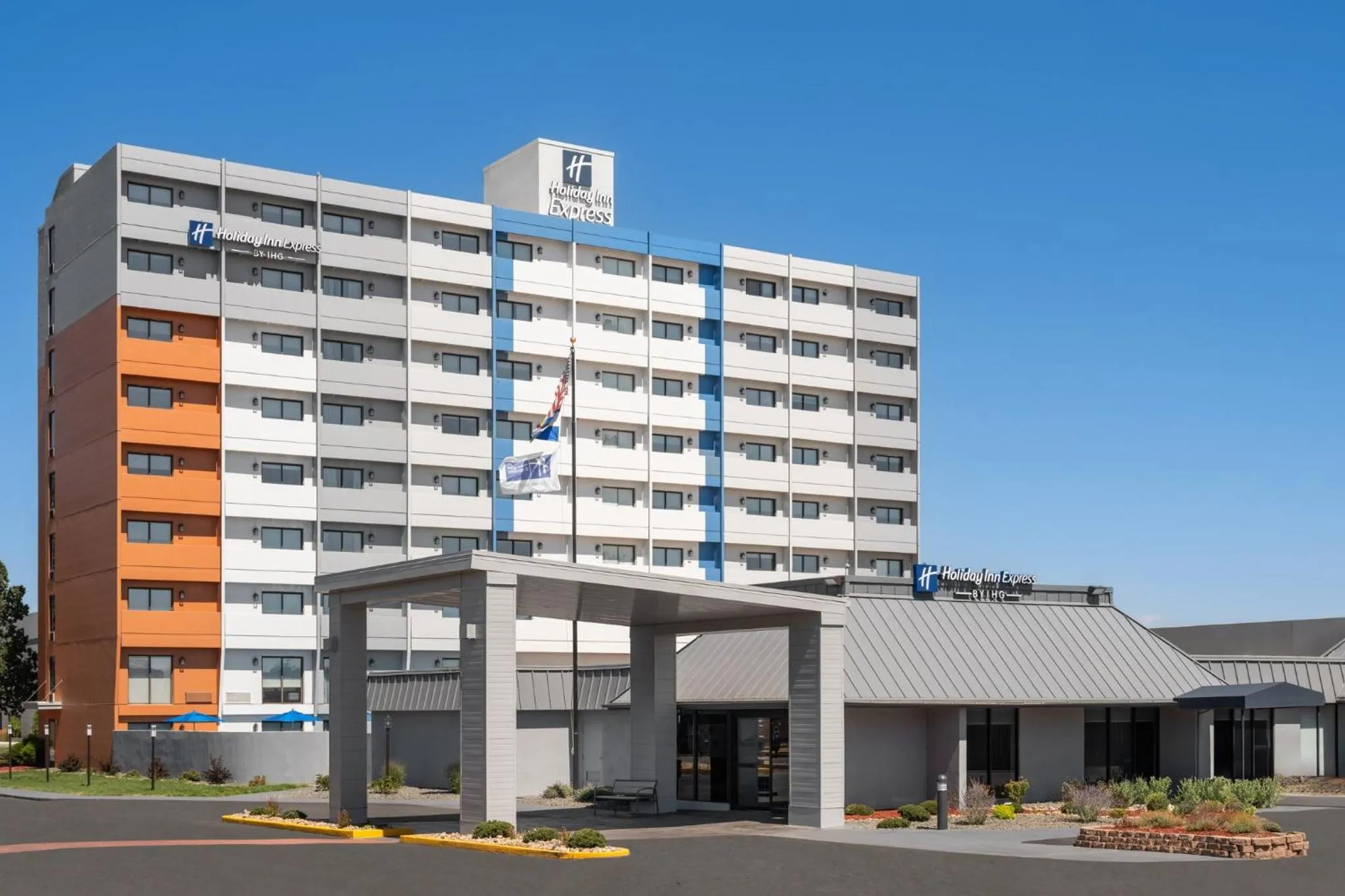 Property building in Holiday Inn Express Denver Central - North