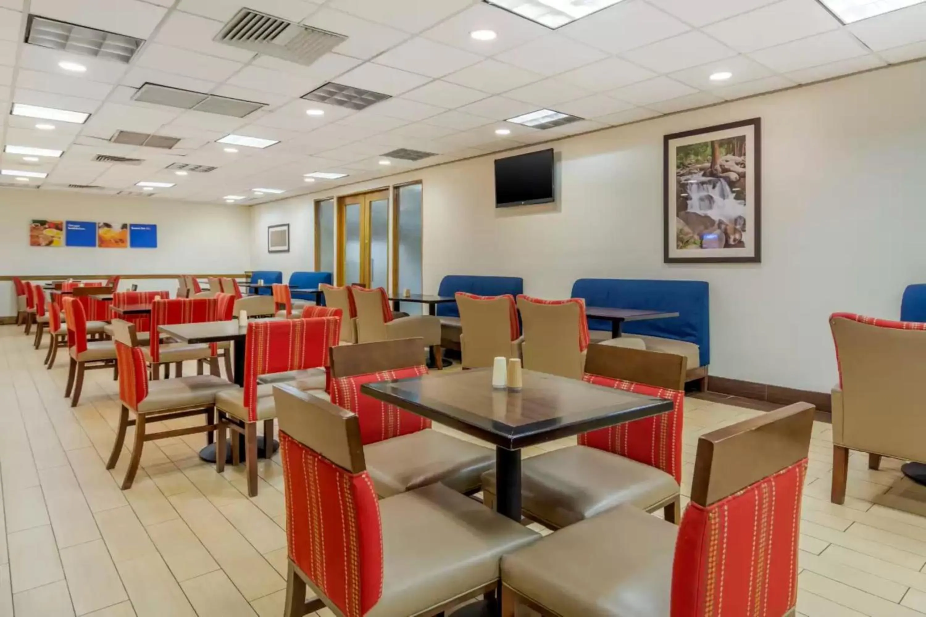 Breakfast in Holiday Inn Express Denver Central - North