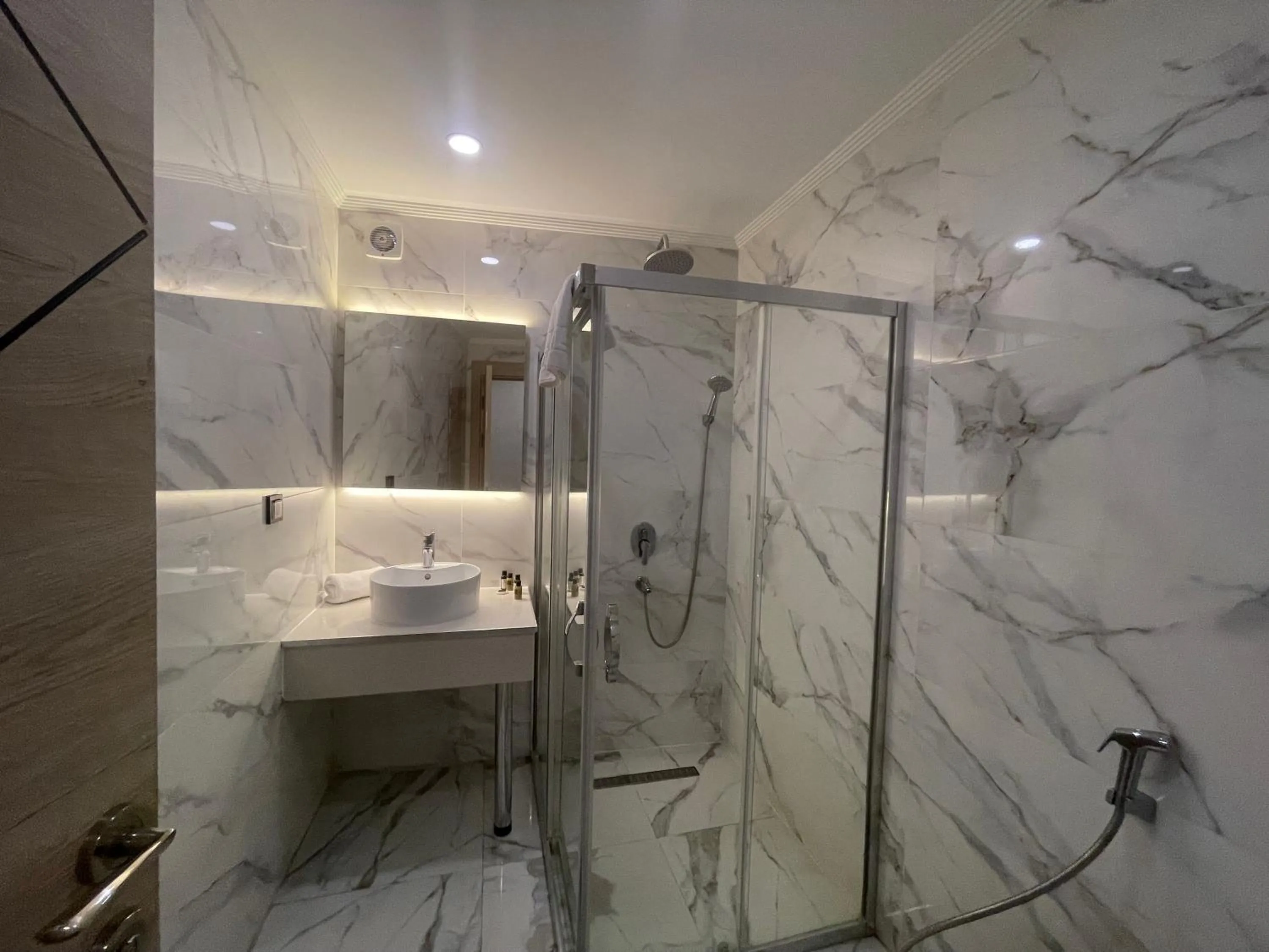 Bathroom in Le Luxe Suites Hotel