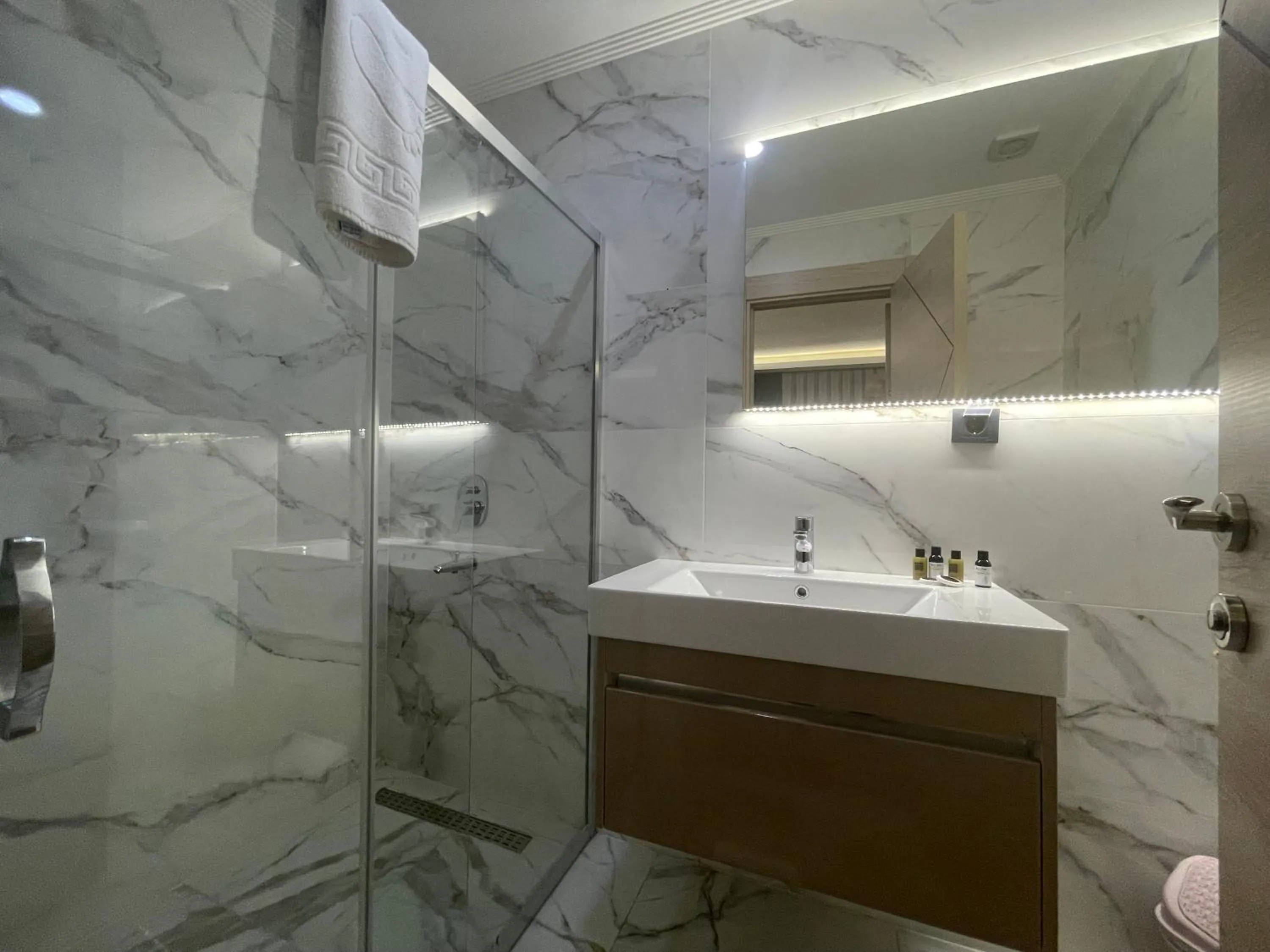 Bathroom in Le Luxe Suites Hotel