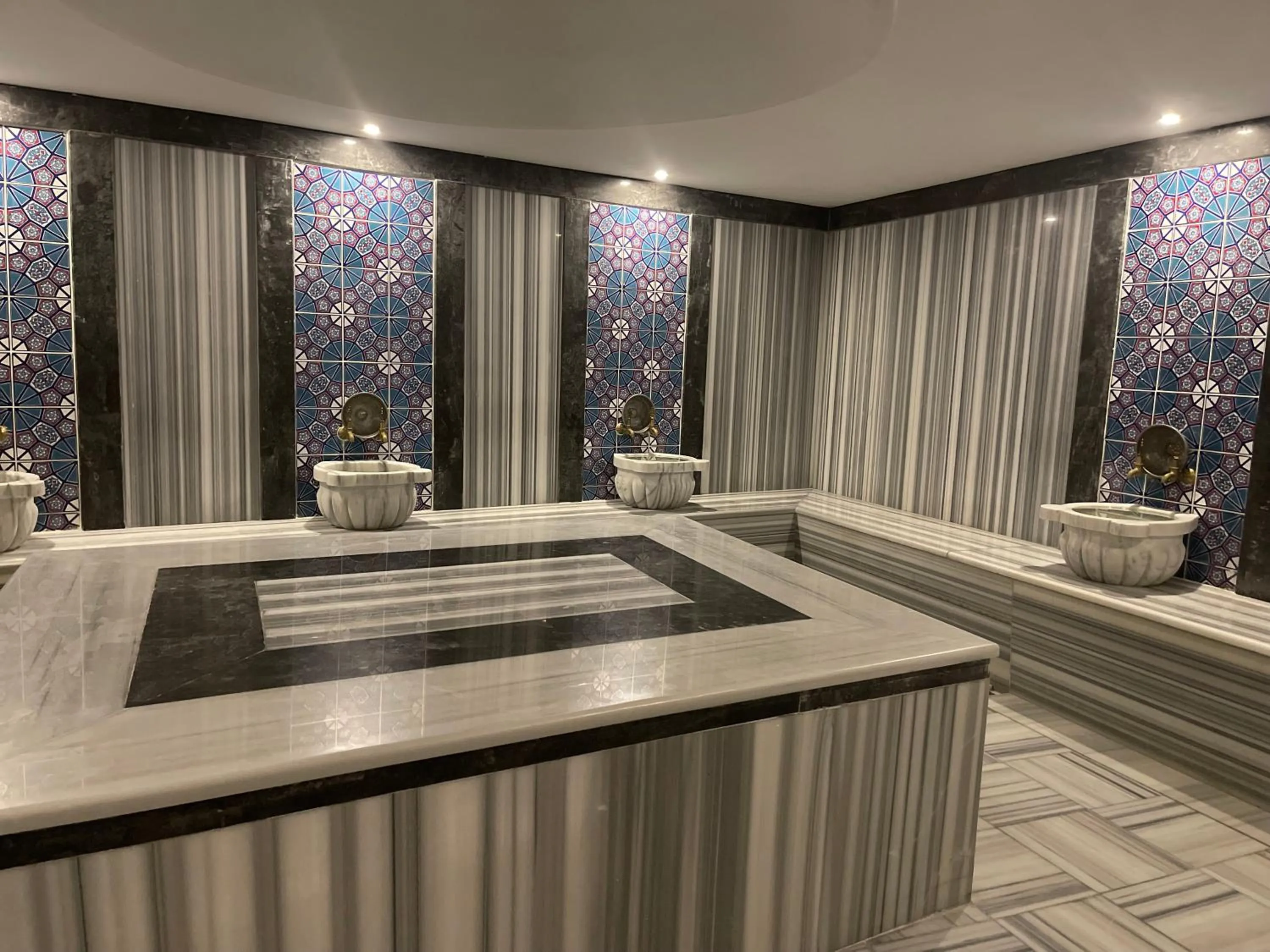 Spa and wellness centre/facilities in Le Luxe Suites Hotel