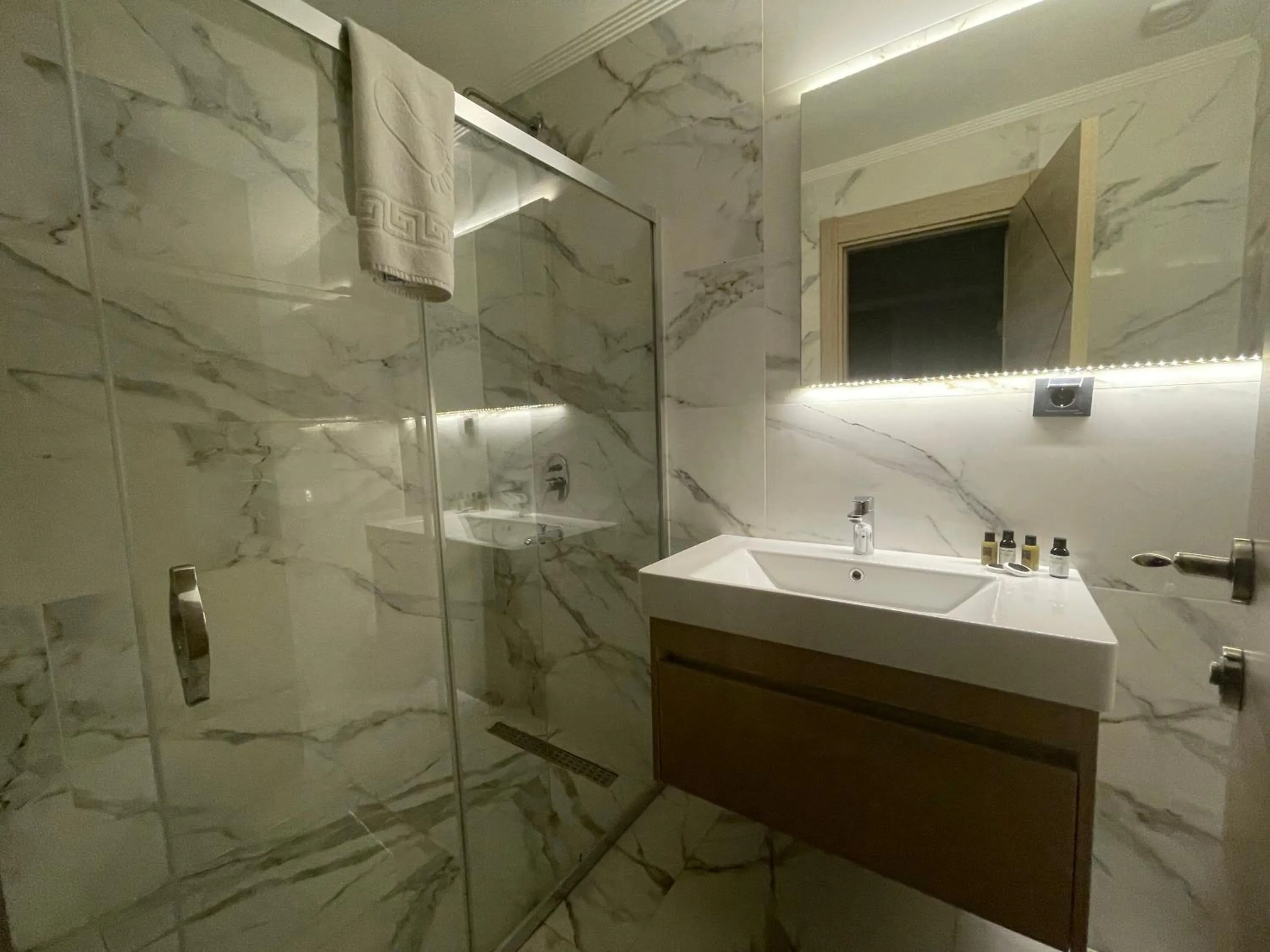 Bathroom in Le Luxe Suites Hotel