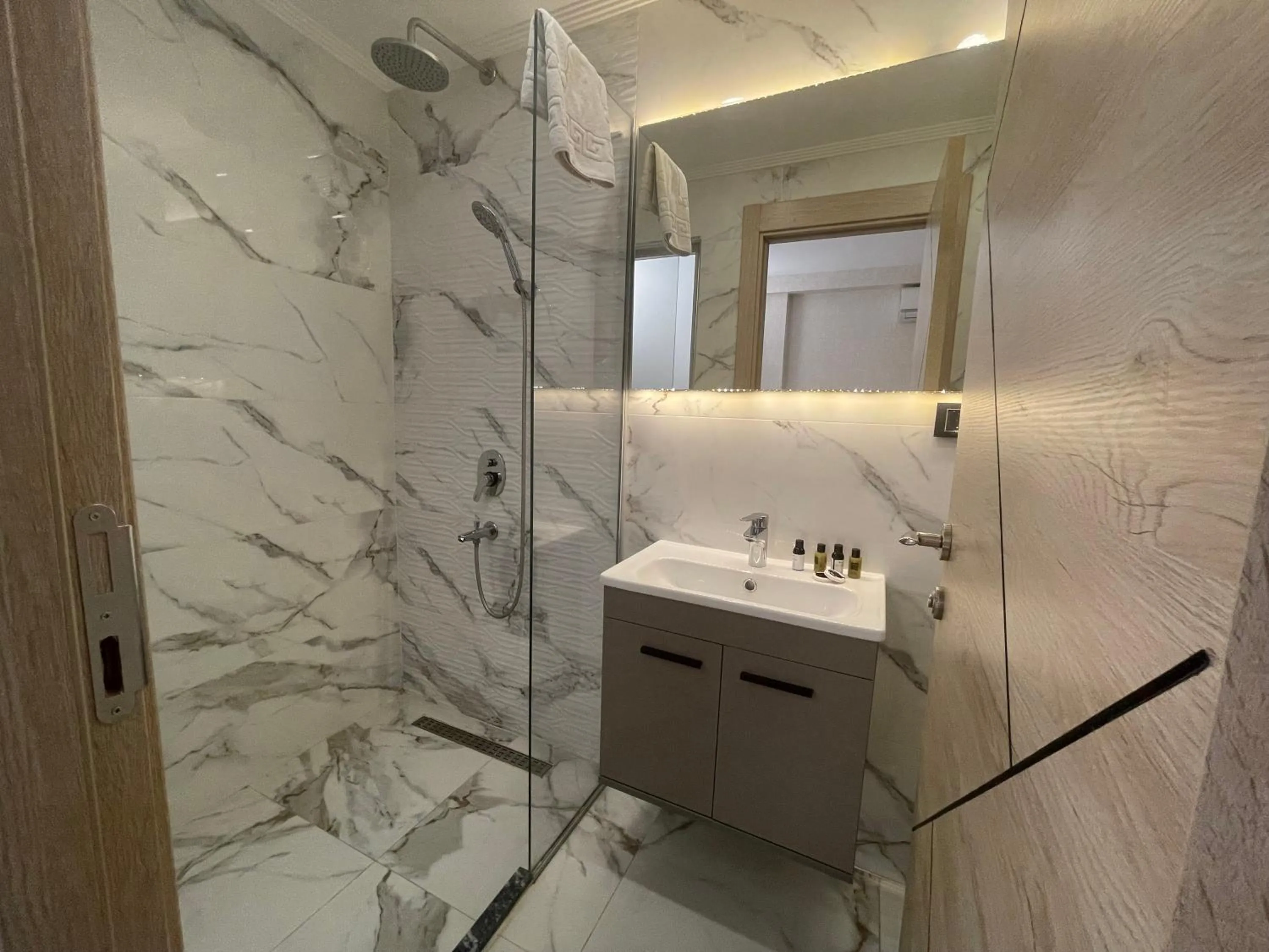 Bathroom in Le Luxe Suites Hotel