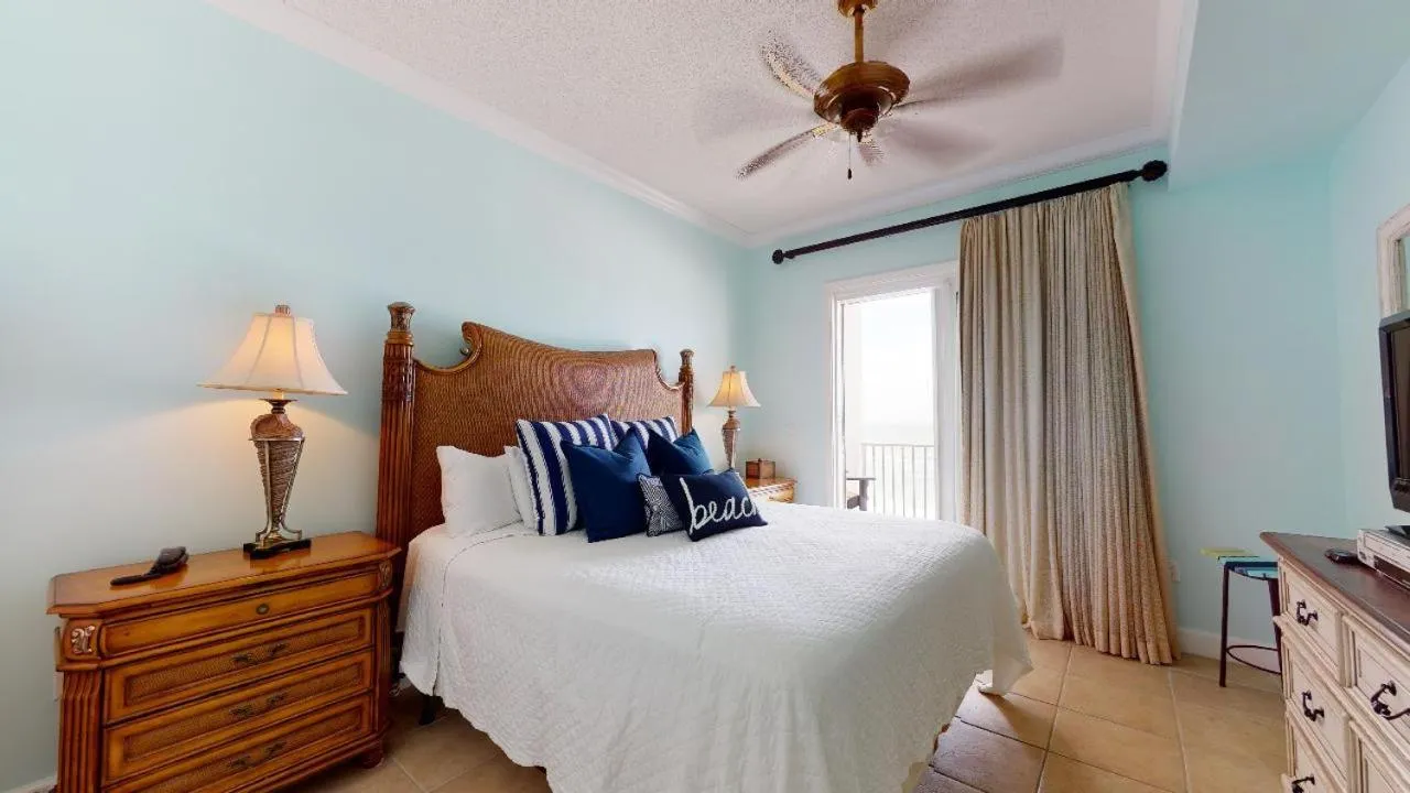 Bed in Windemere Condominiums