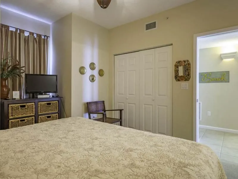 Bed in Windemere Condominiums