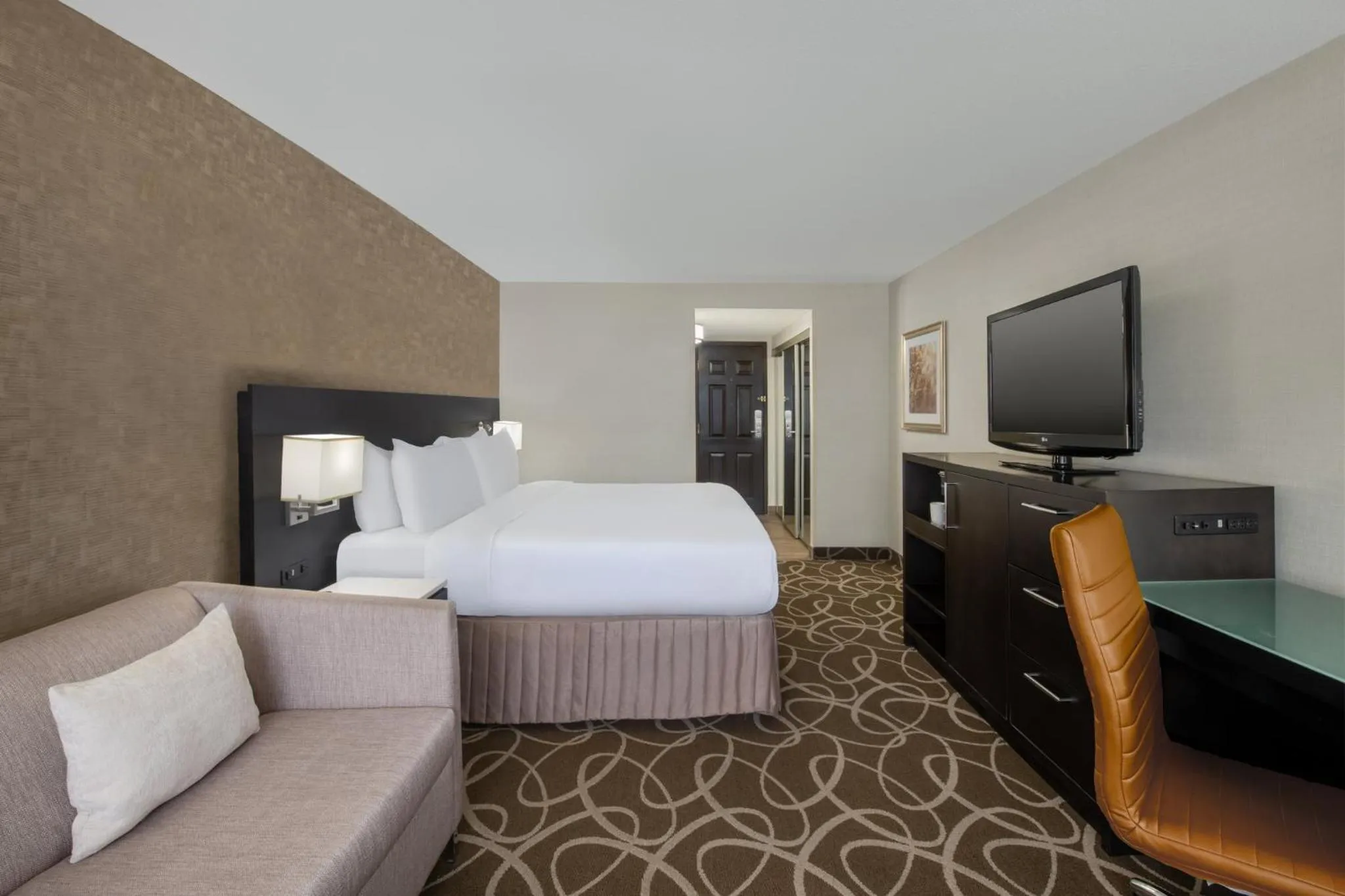 Photo of the whole room, Bed in Crowne Plaza Kitchener-Waterloo by IHG