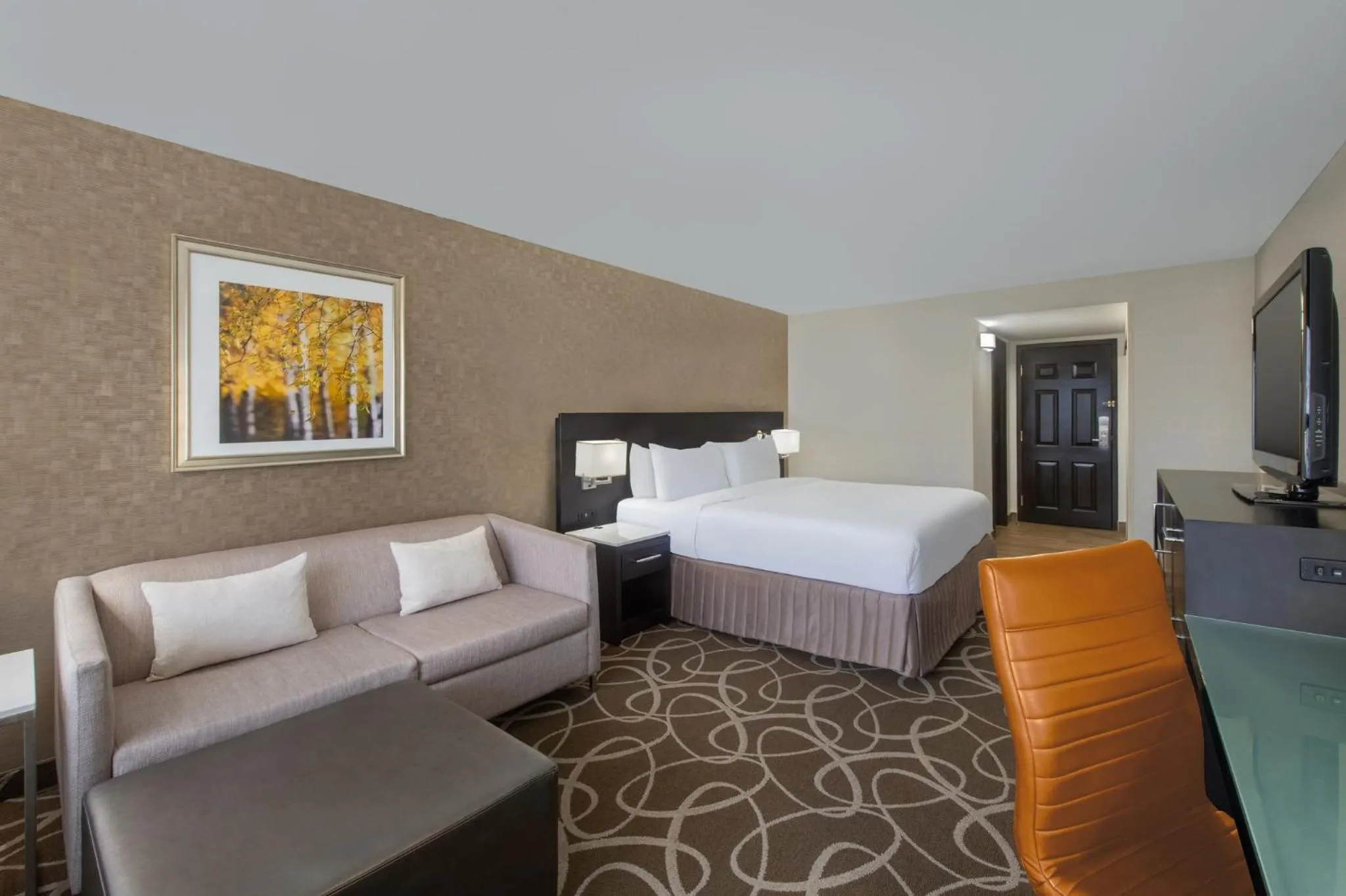 Photo of the whole room, Bed in Crowne Plaza Kitchener-Waterloo by IHG