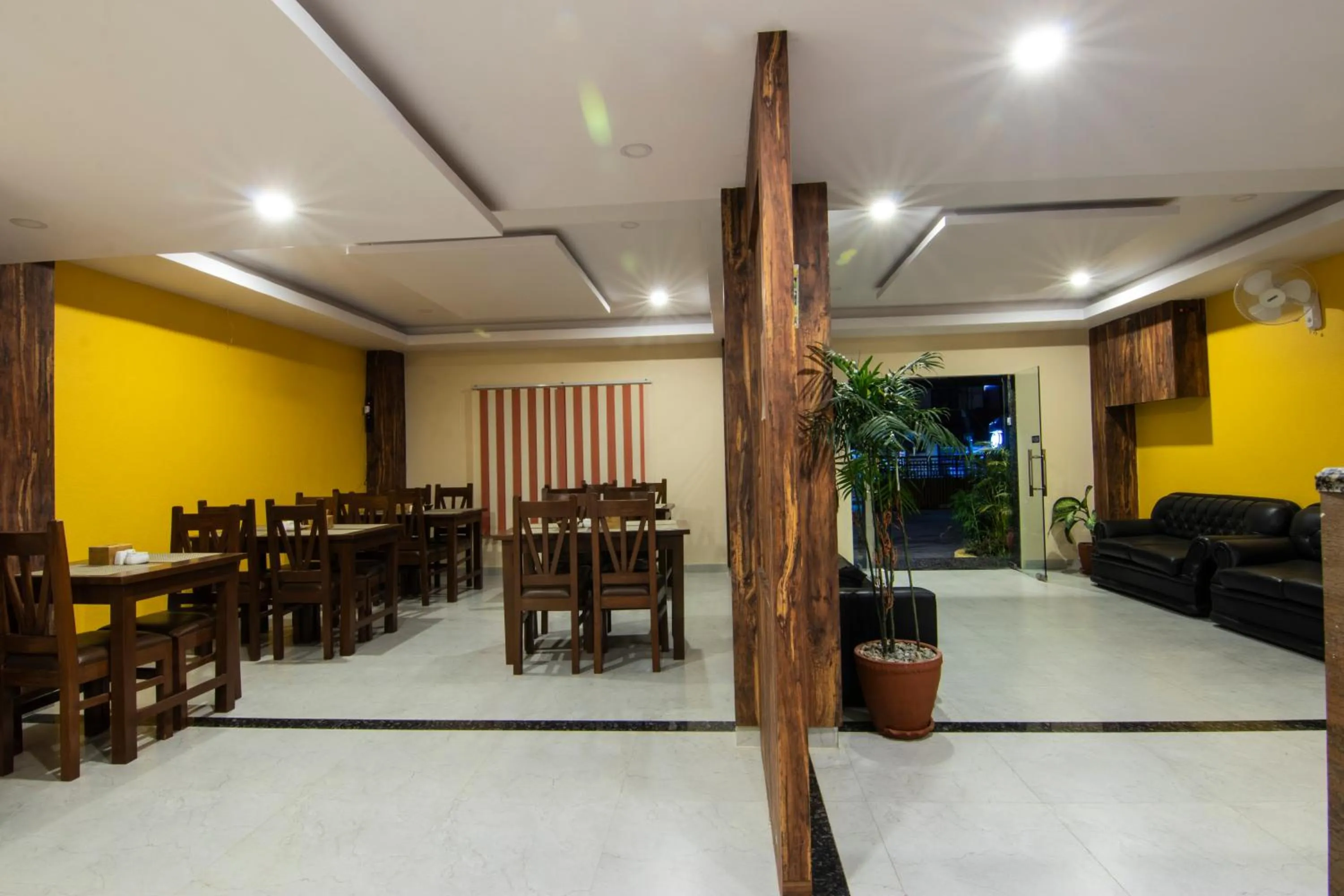 Restaurant/places to eat in Hotel Balcony