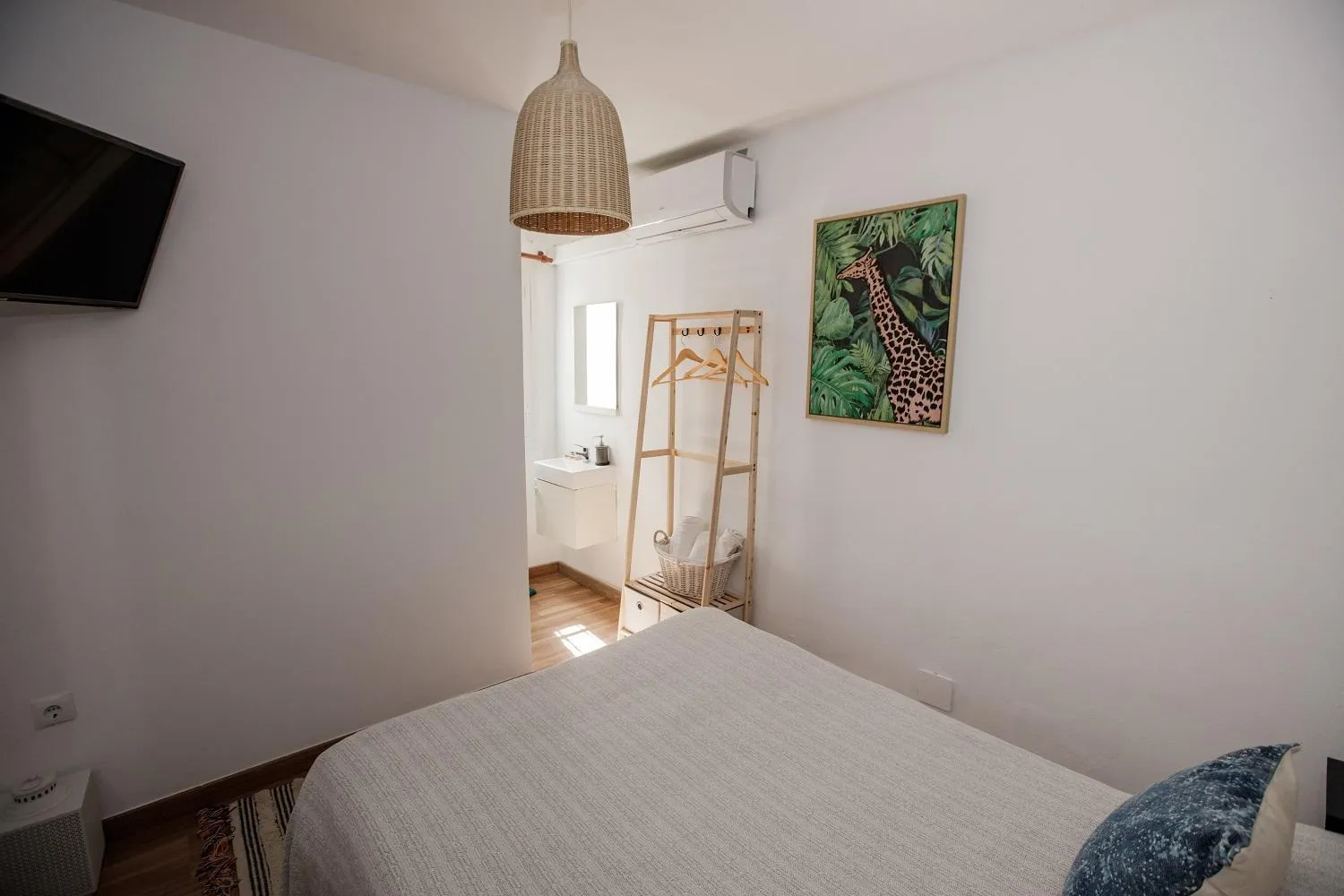 Communal lounge/ TV room, Bed in Hostal The Monkey Room