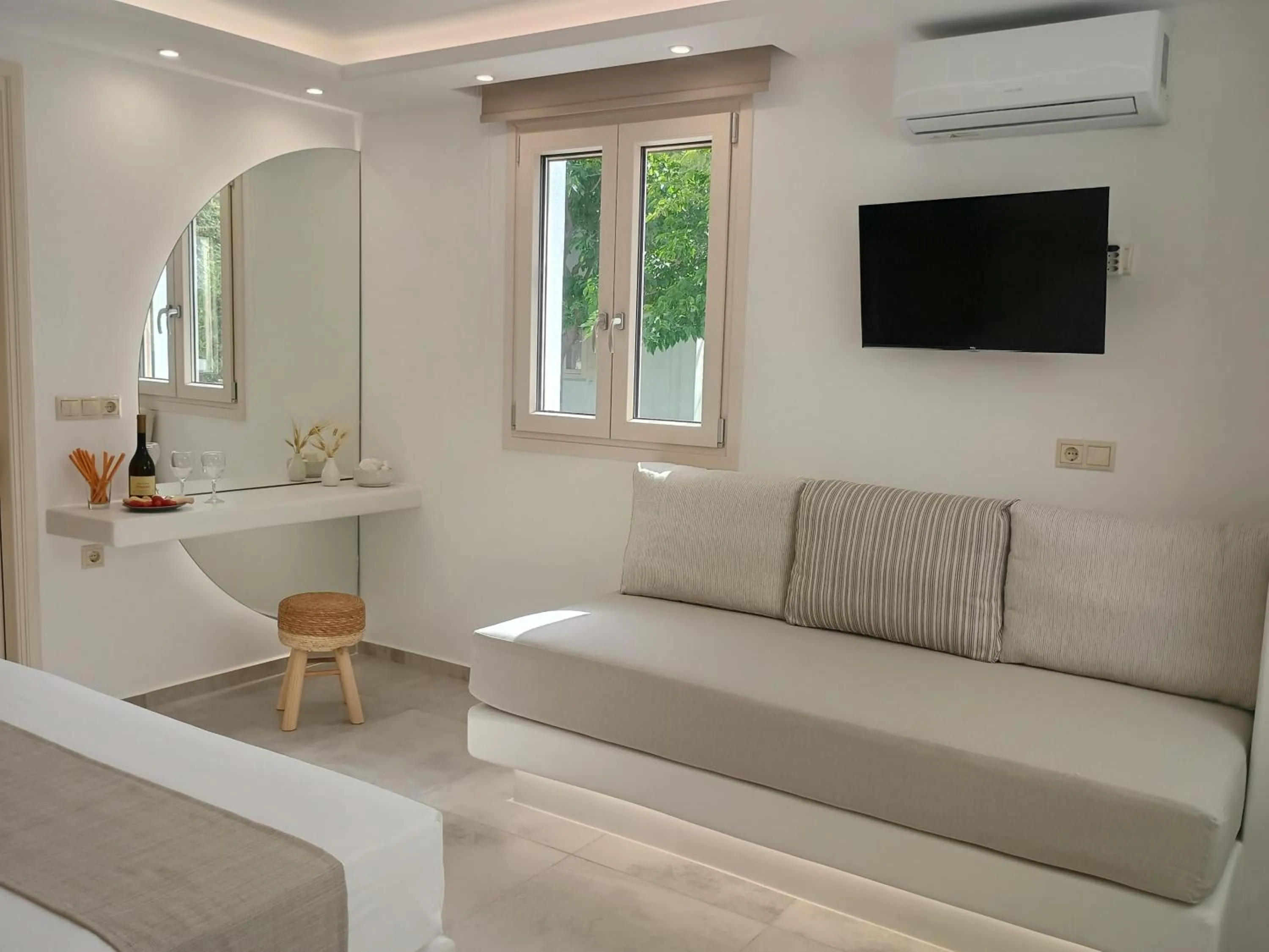 TV and multimedia in Maria's Rooms & Studios