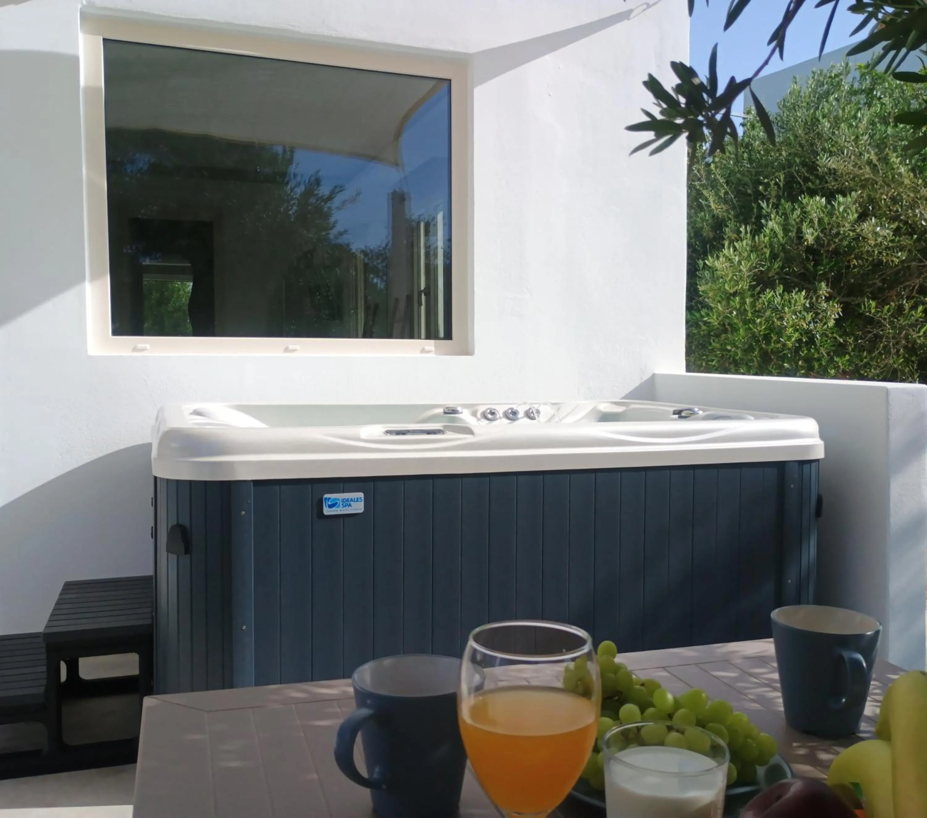 Hot Tub in Maria's Rooms & Studios