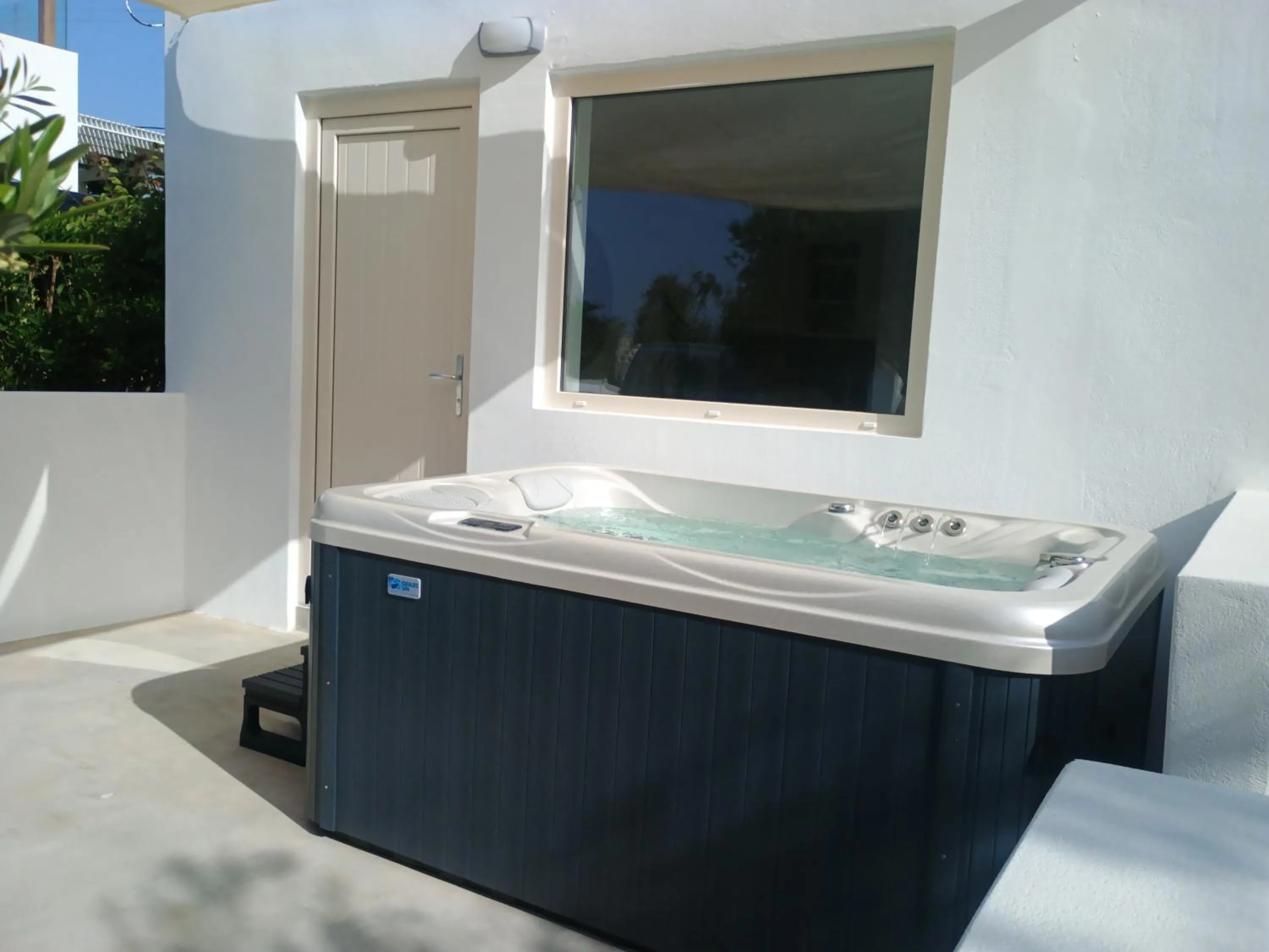 Hot Tub in Maria's Rooms & Studios