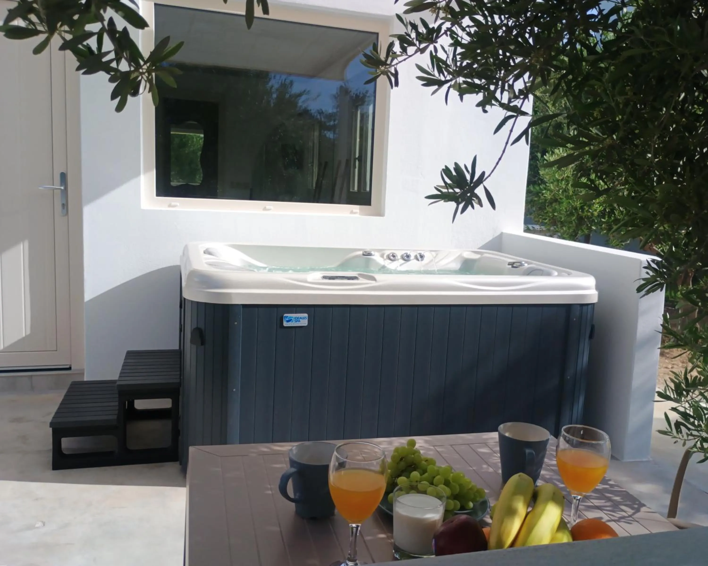 Hot Tub in Maria's Rooms & Studios