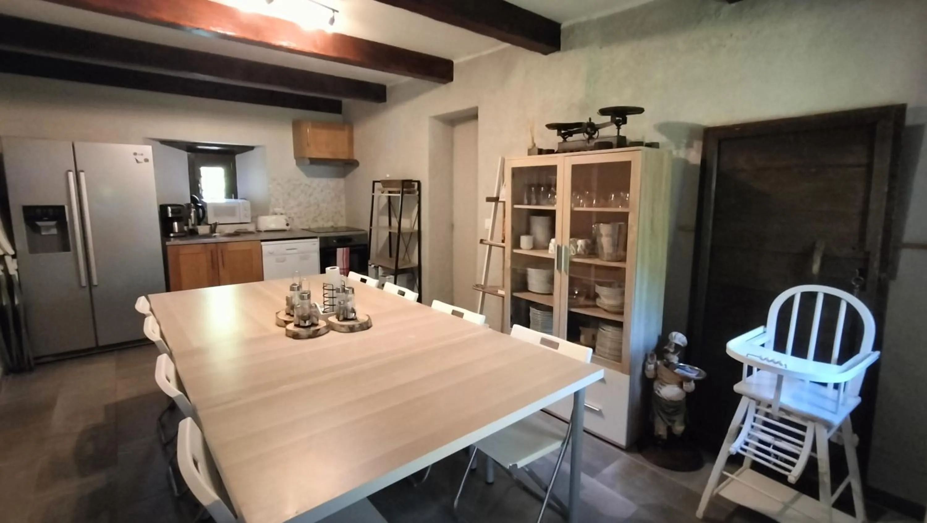 Communal kitchen in AU SOMMET DES NARCISSES