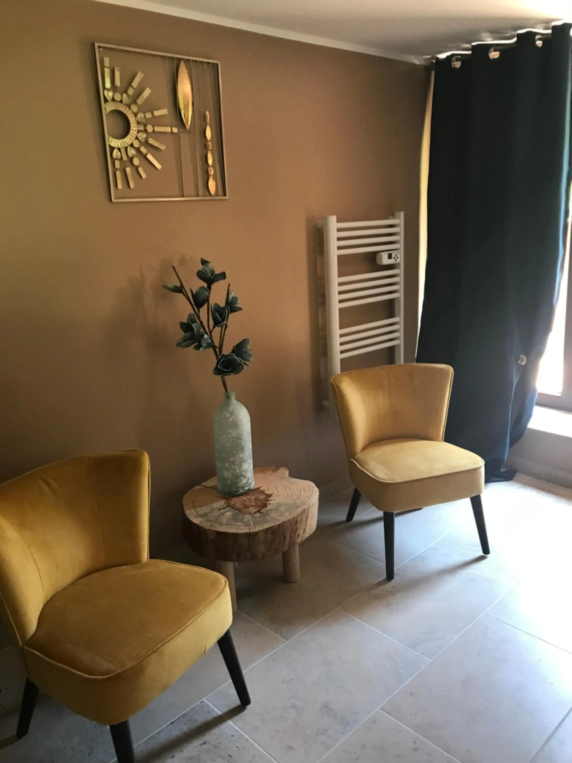 Seating area in AU SOMMET DES NARCISSES