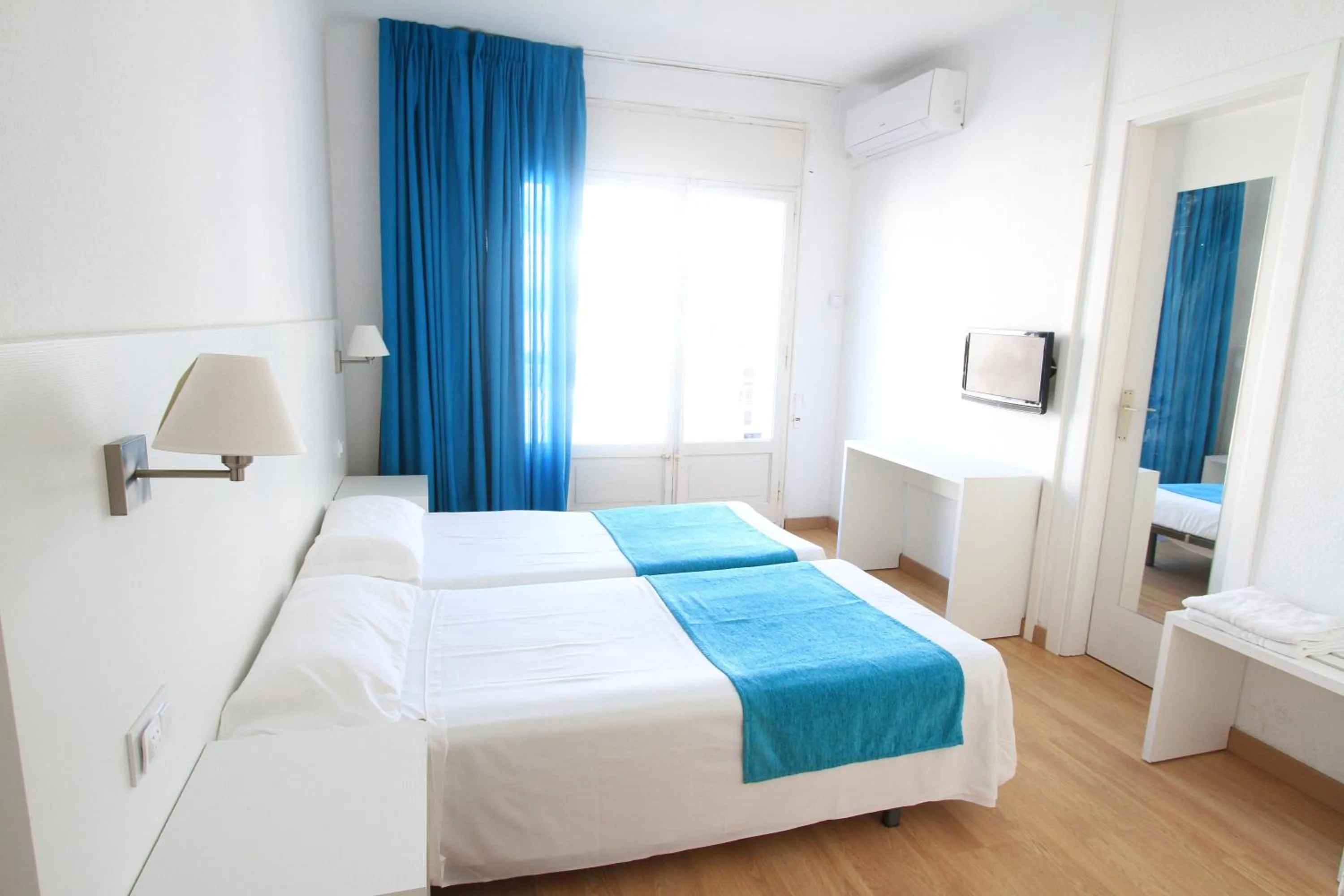 Bedroom, Bed in Hotel Villa Garbí