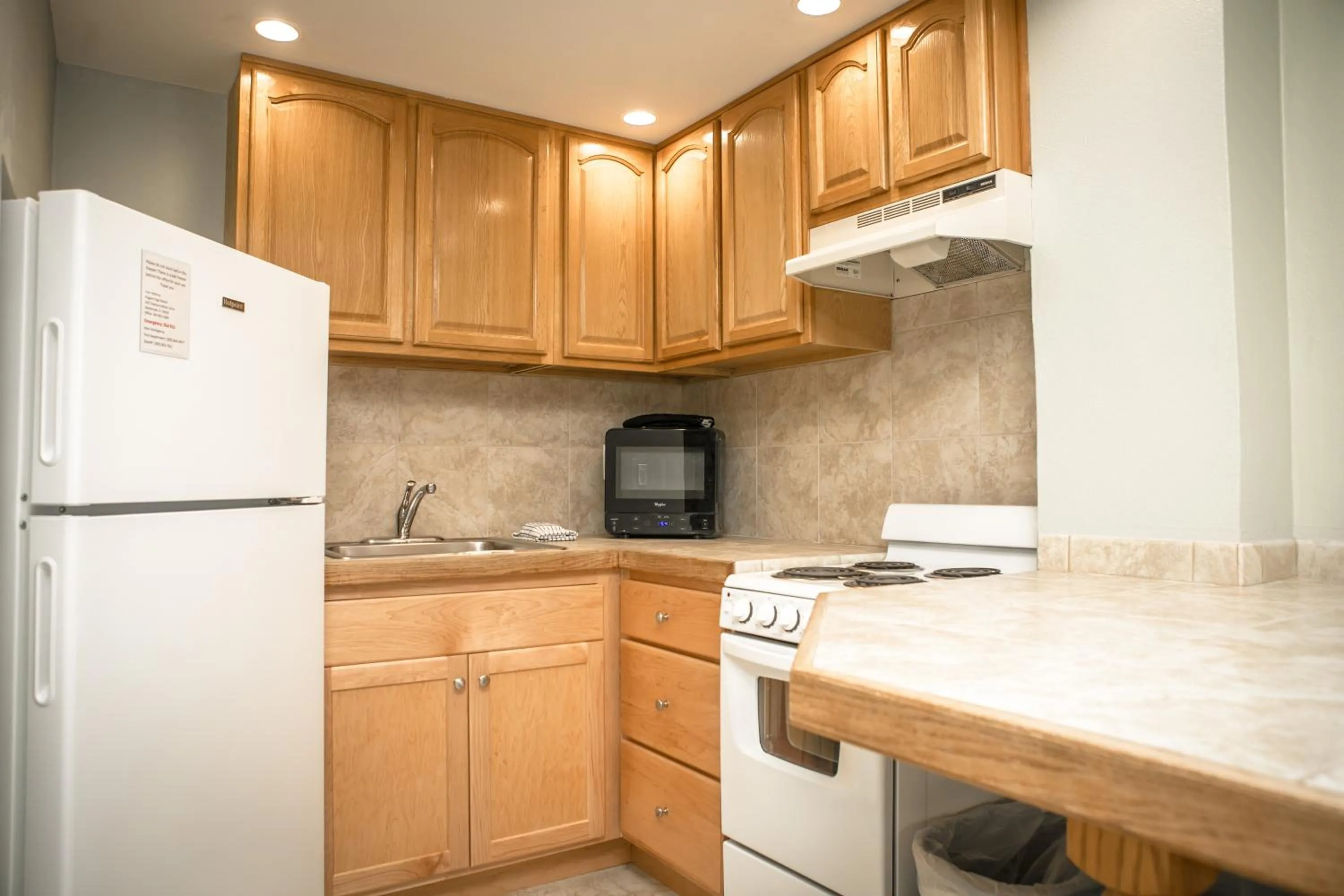 Kitchen or kitchenette in Ragged Edge Resort & Marina