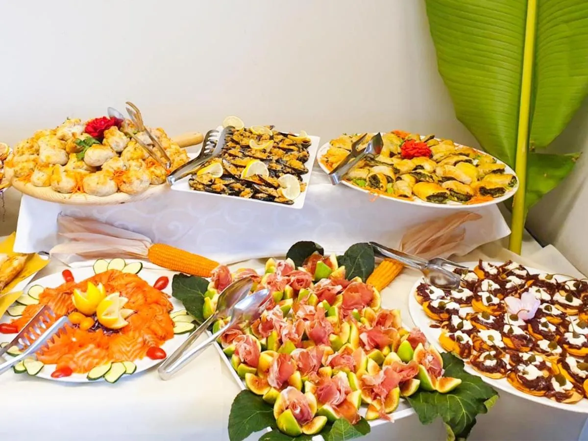 Restaurant/places to eat in Hotel Caravelle