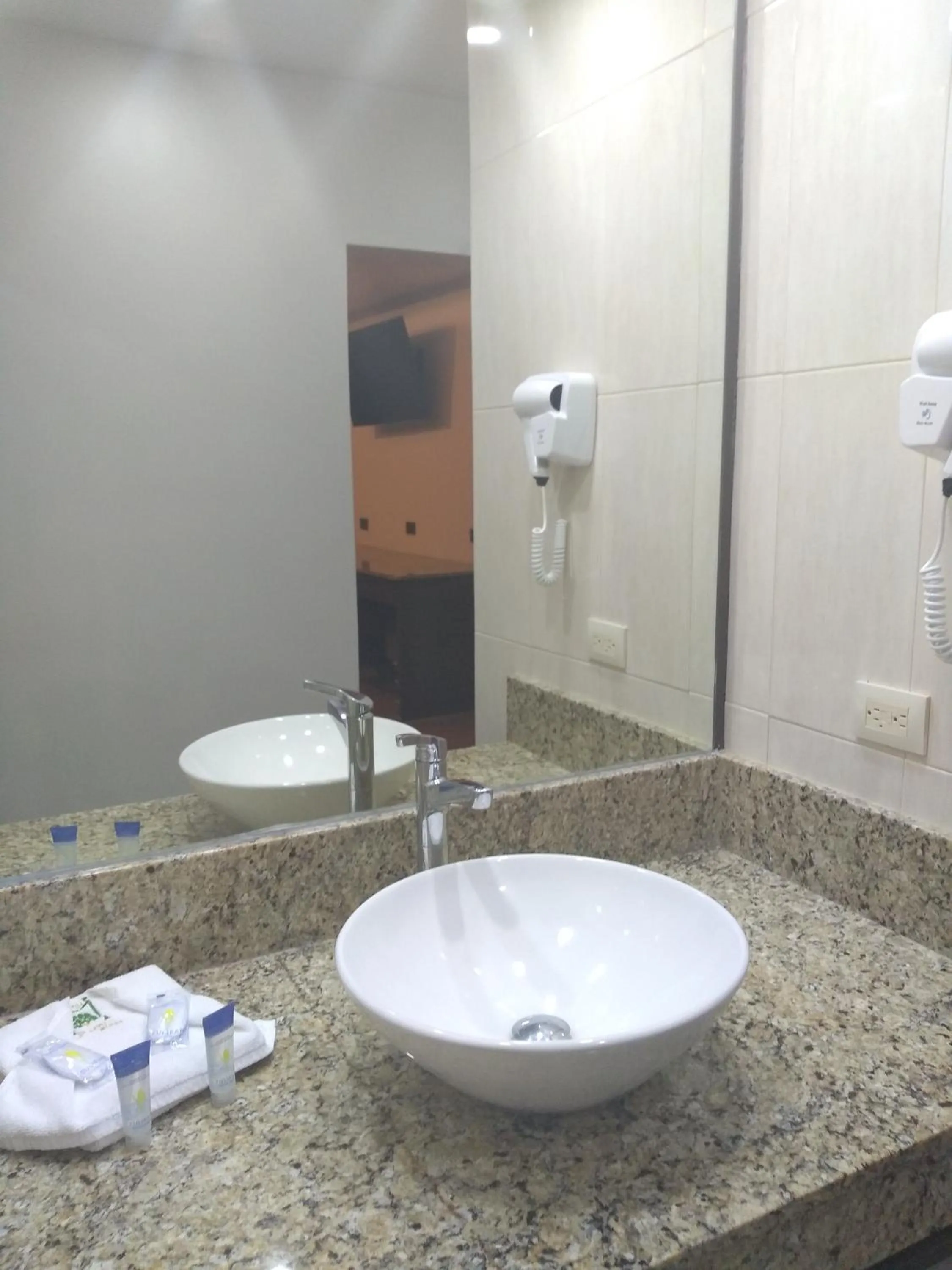 Bathroom in Hotel Jiménez Plaza